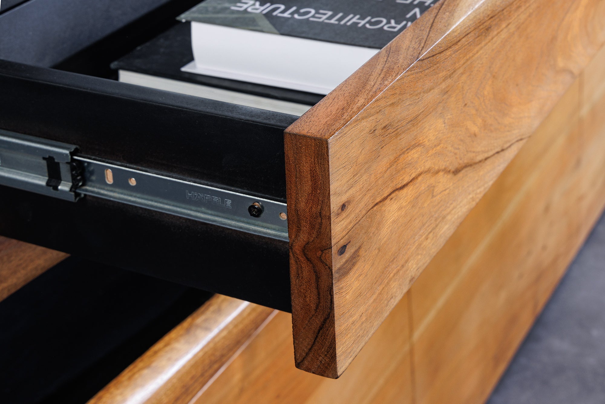 Buffet en bois massif GRAND ACACIA 180cm acacia marron avec éclairage LED bord d’arbre