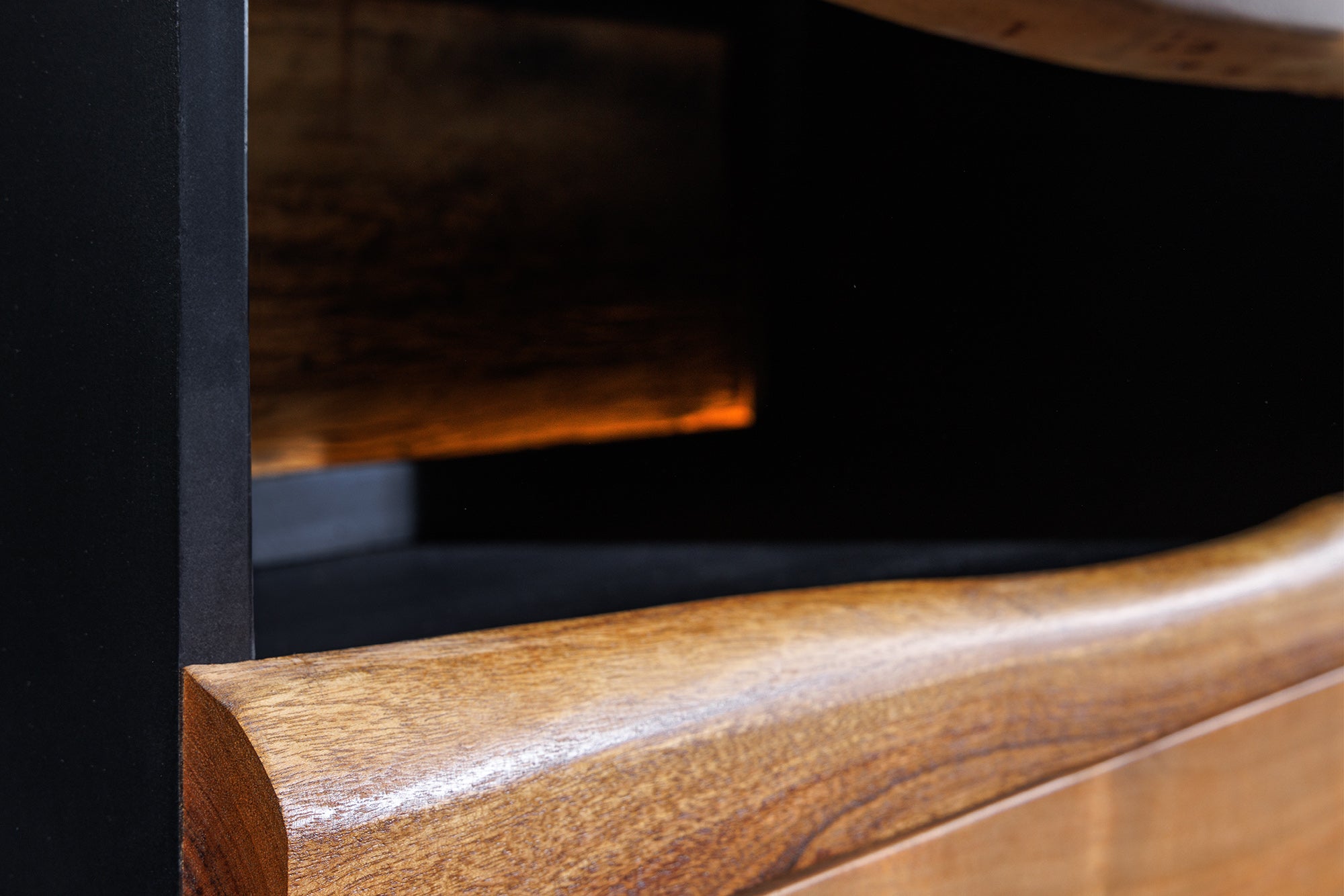 Buffet en bois massif GRAND ACACIA 180cm acacia marron avec éclairage LED bord d’arbre