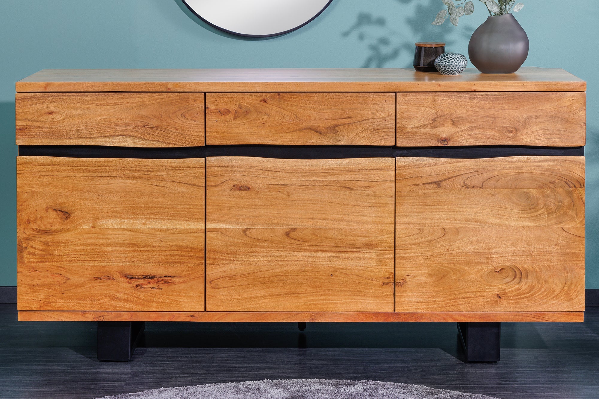 Buffet en bois massif MAMMUT 160cm acacia finition miel bord d’arbre en métal avec tiroirs