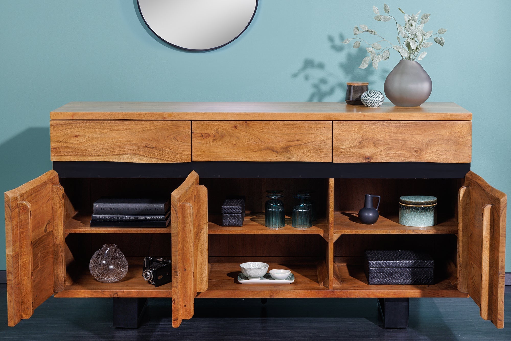 Buffet en bois massif MAMMUT 160cm acacia finition miel bord d’arbre en métal avec tiroirs
