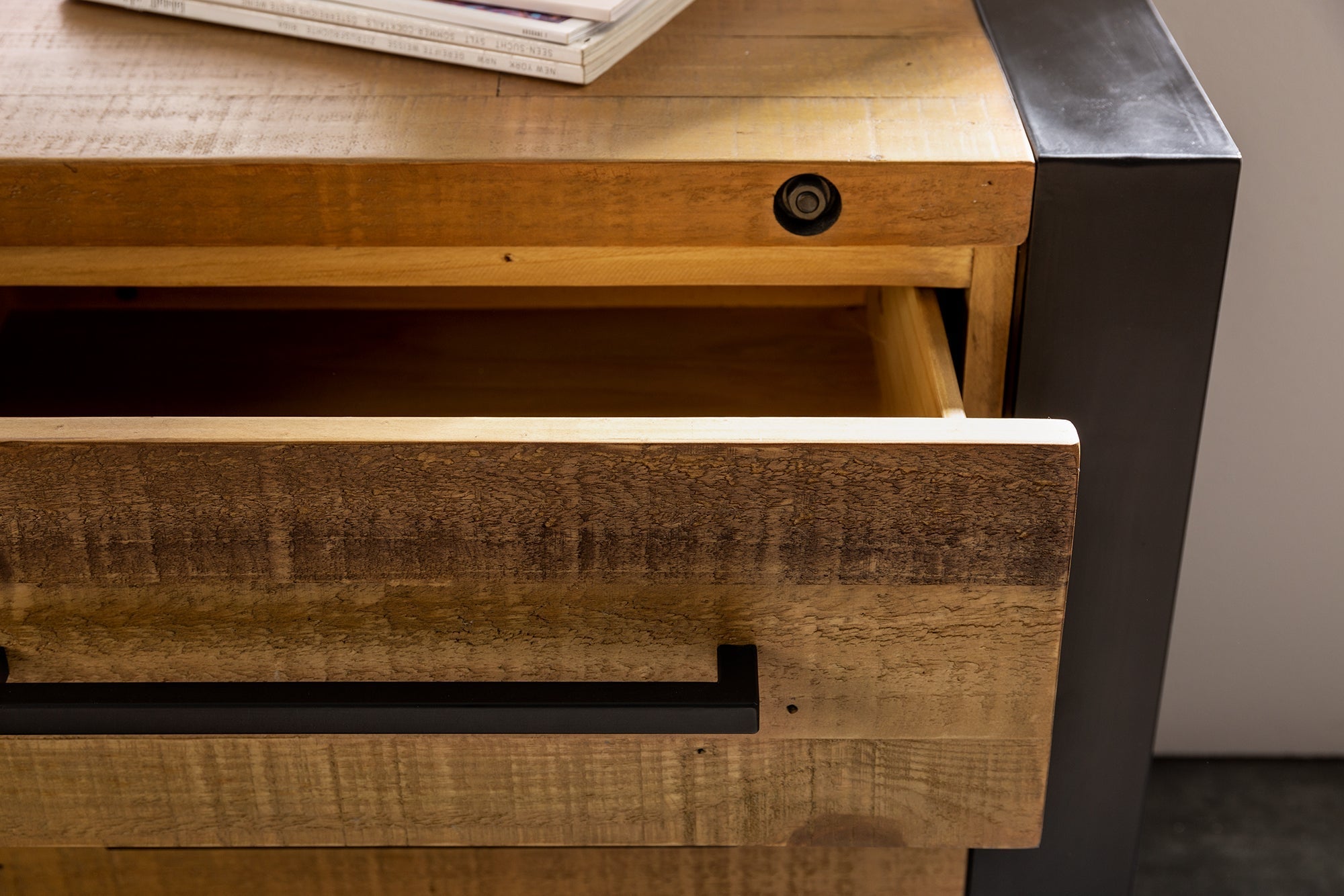 Buffet en bois massif THOR 195cm pin marron avec tiroirs casier à vin design industriel
