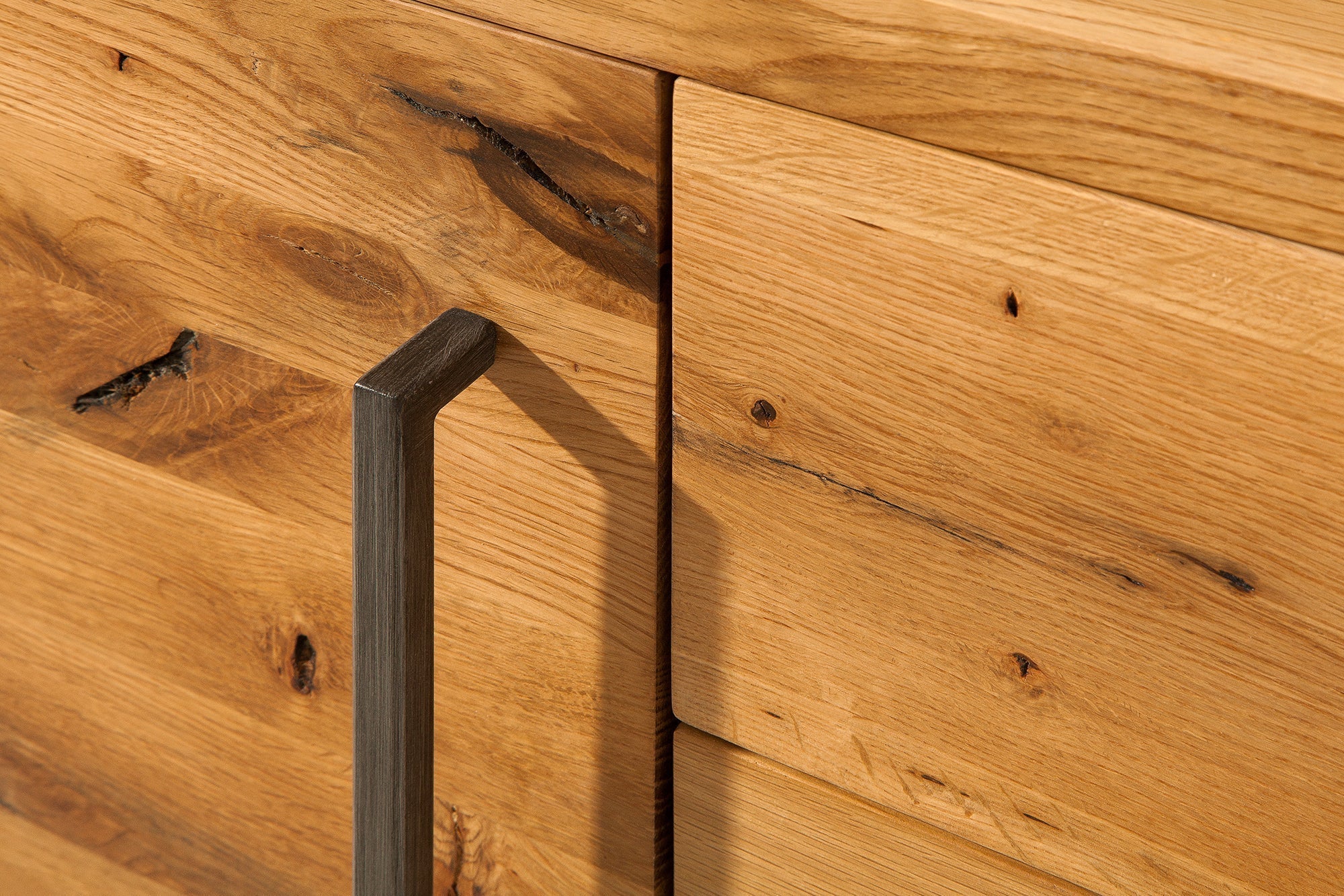 Buffet en bois massif THOR 200 cm avec tiroirs chêne sauvage naturel métal huilé noir
