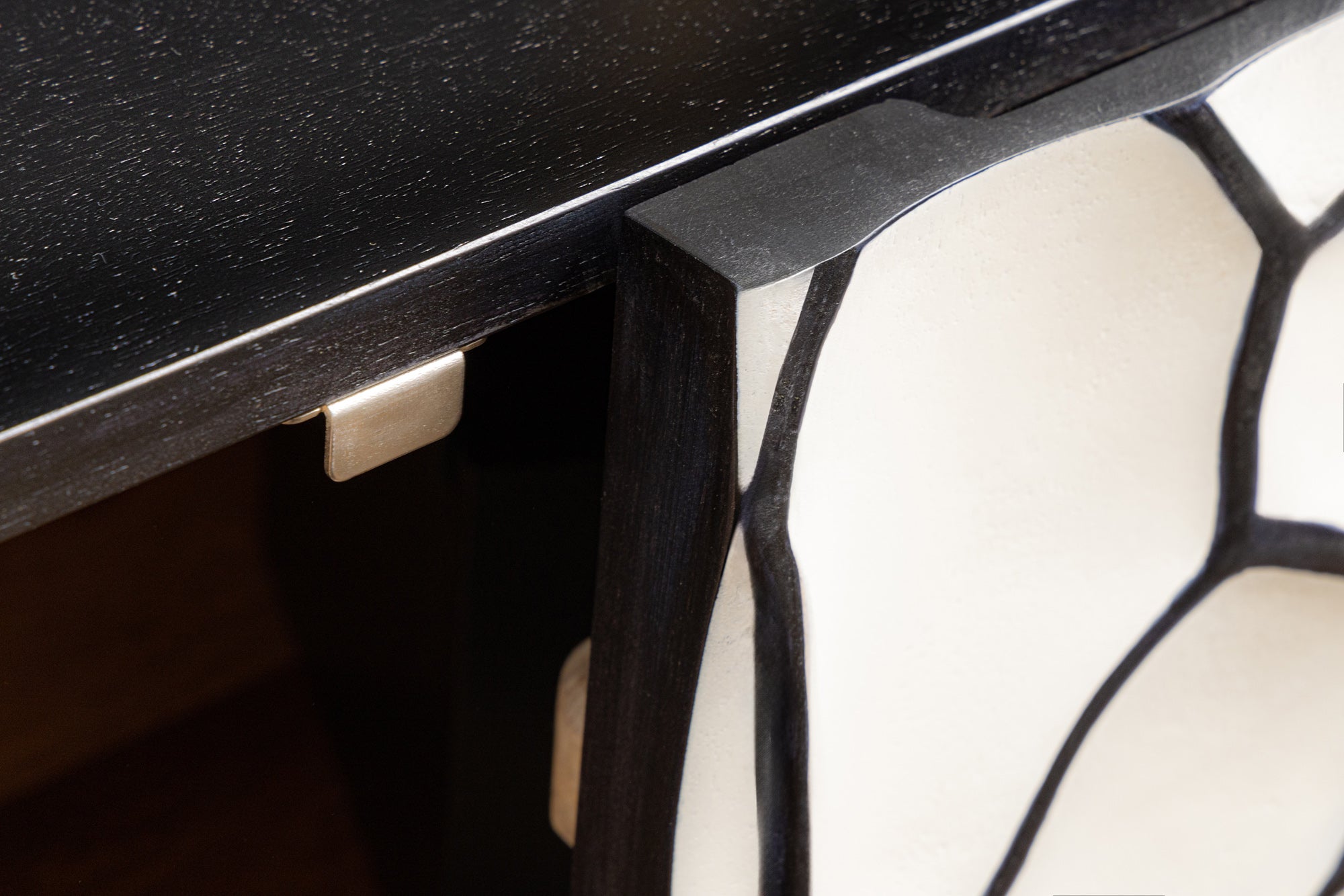 Buffet en bois massif VULCANO 180cm blanc noir manguier avec sculptures 3D structure en métal fait main doré