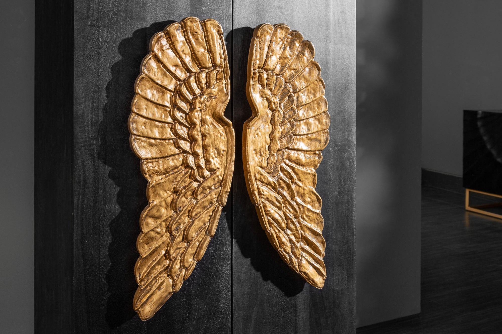 Buffet extravagant ANGEL 140cm en bois de manguier noir avec ailes dorées