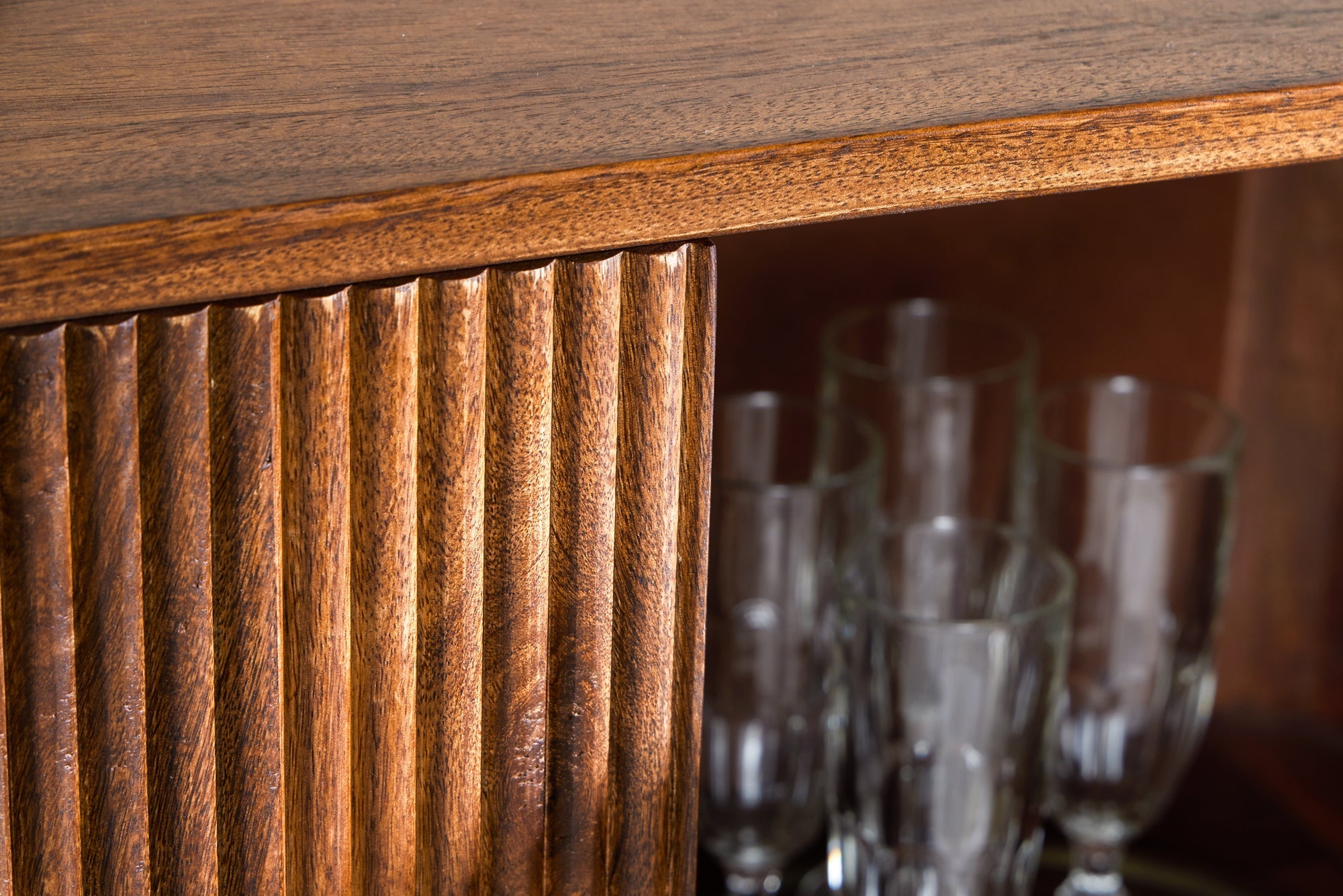 Buffet haut design GATSBY 125cm marron mat doré bois de manguier rétro