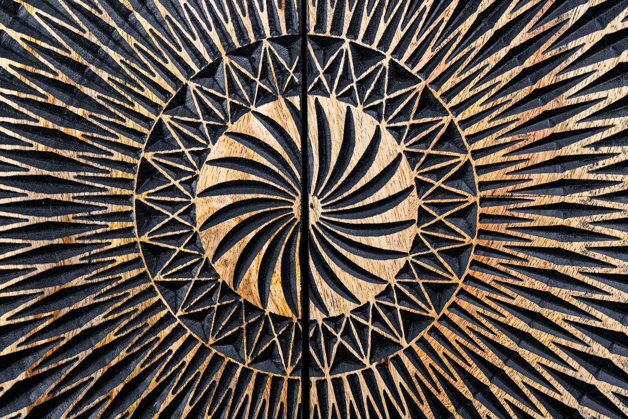 Buffet haut design ILLUSION 120cm en bois de manguier massif noir avec sculptures 3D structure en métal fer doré