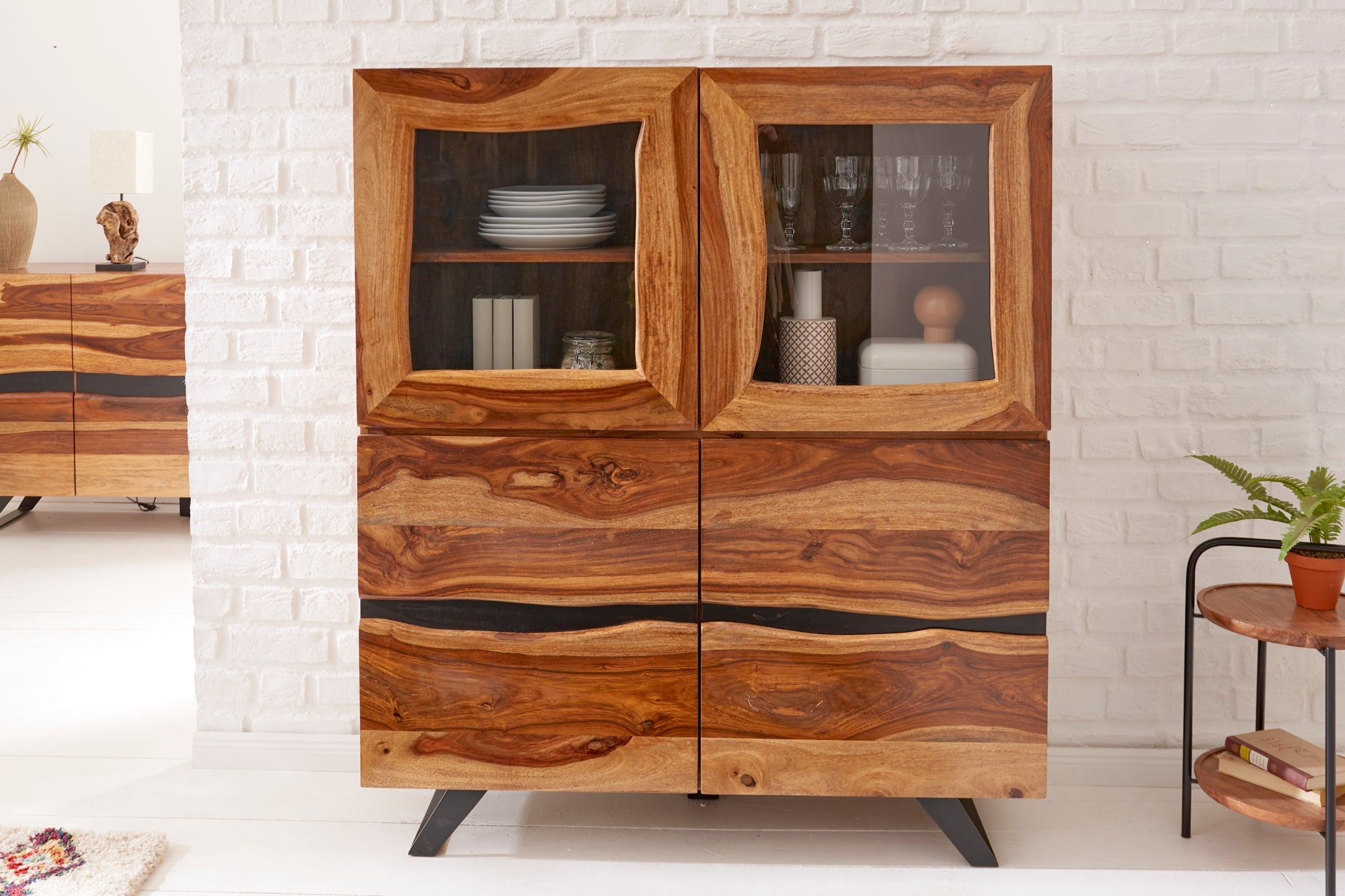 Buffet haut massif AMAZONAS 140cm vitrine en bois de sheesham marron avec bordure en arbre