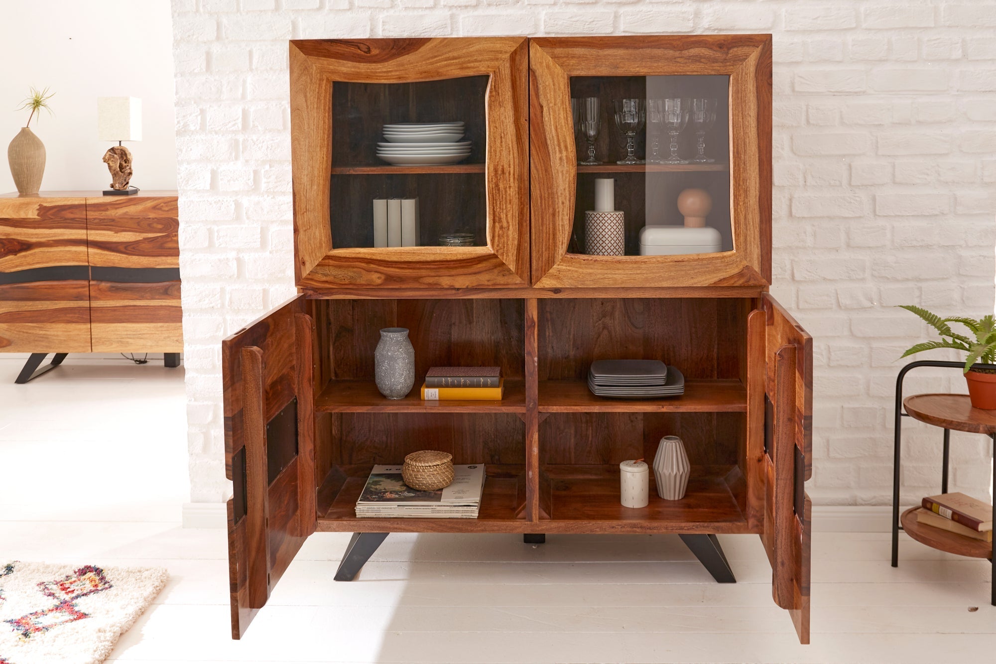 Buffet haut massif AMAZONAS 140cm vitrine en bois de sheesham marron avec bordure en arbre