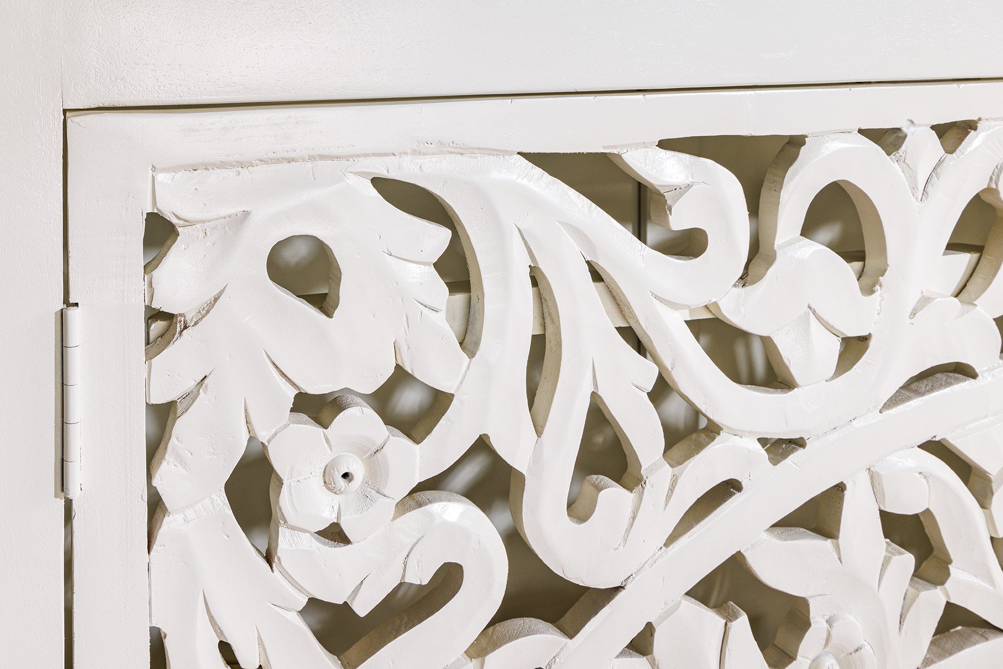 Buffet haut massif MARRAKESCH 140cm en manguier blanc avec décoration faite main