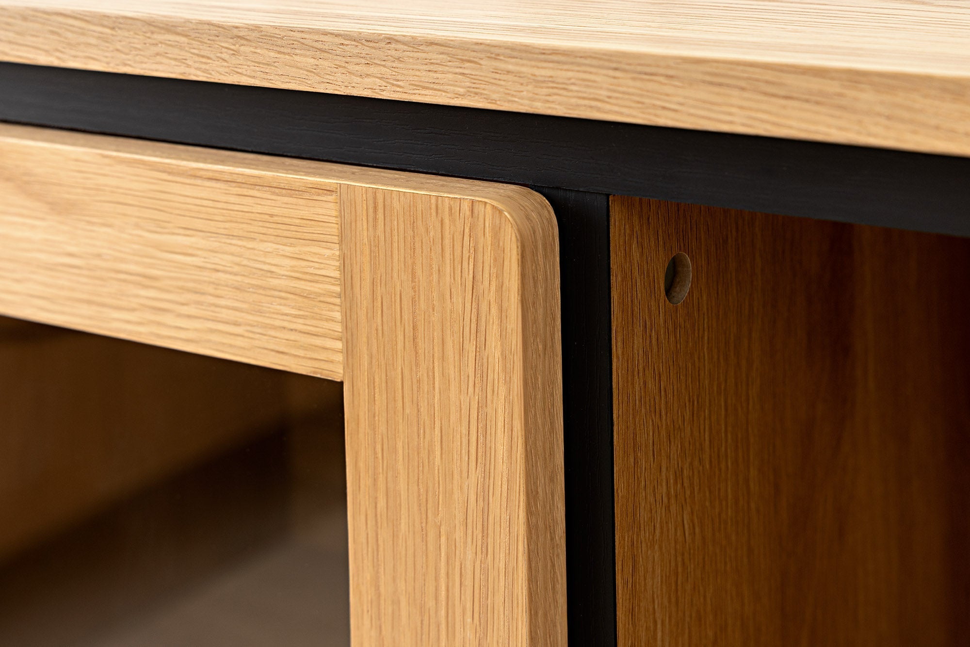 Buffet haut moderne ATELIER 140cm chêne naturel métal noir six compartiments