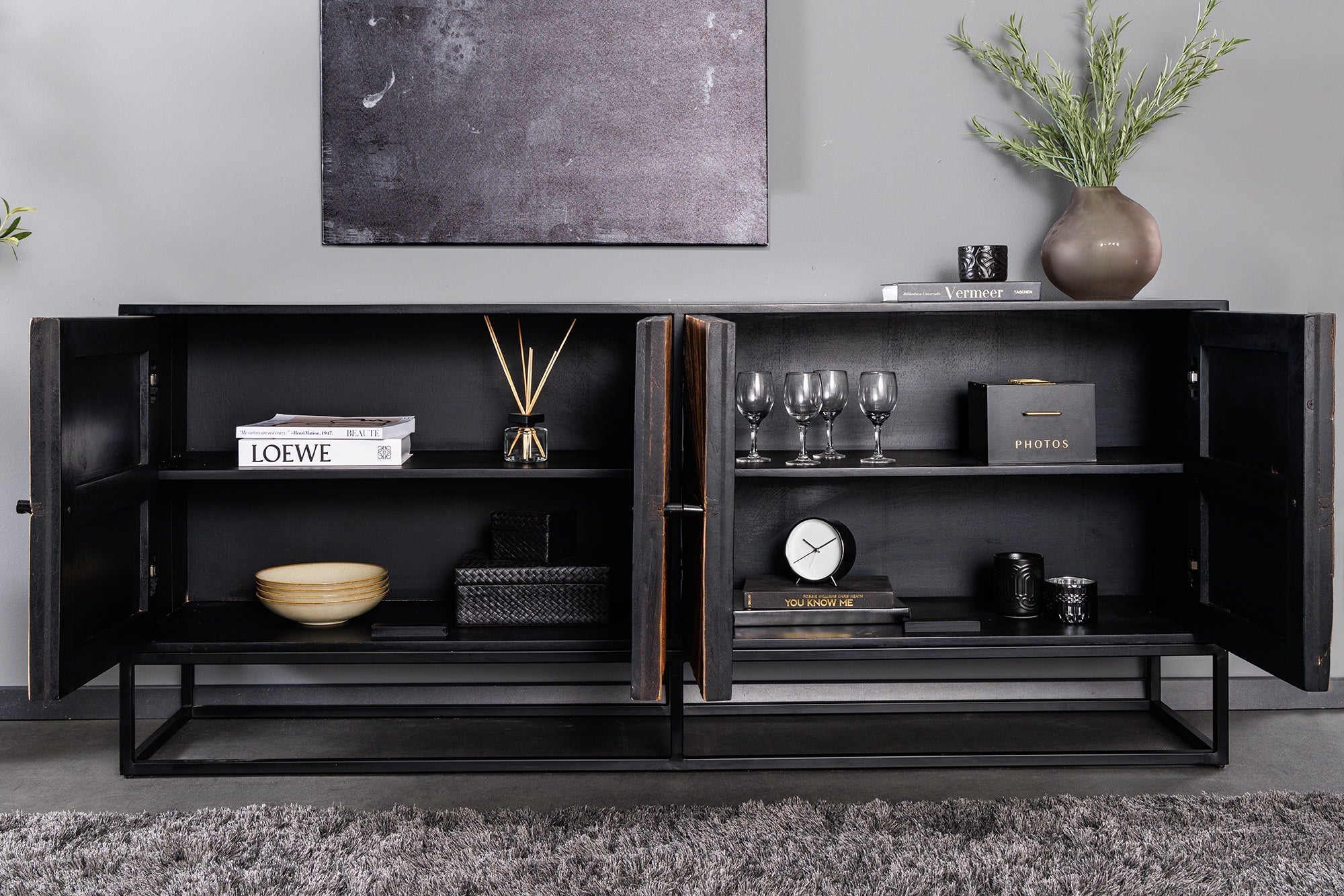 Buffet massif BARRACUDA 180cm en manguier marron avec façade en teck métal noir