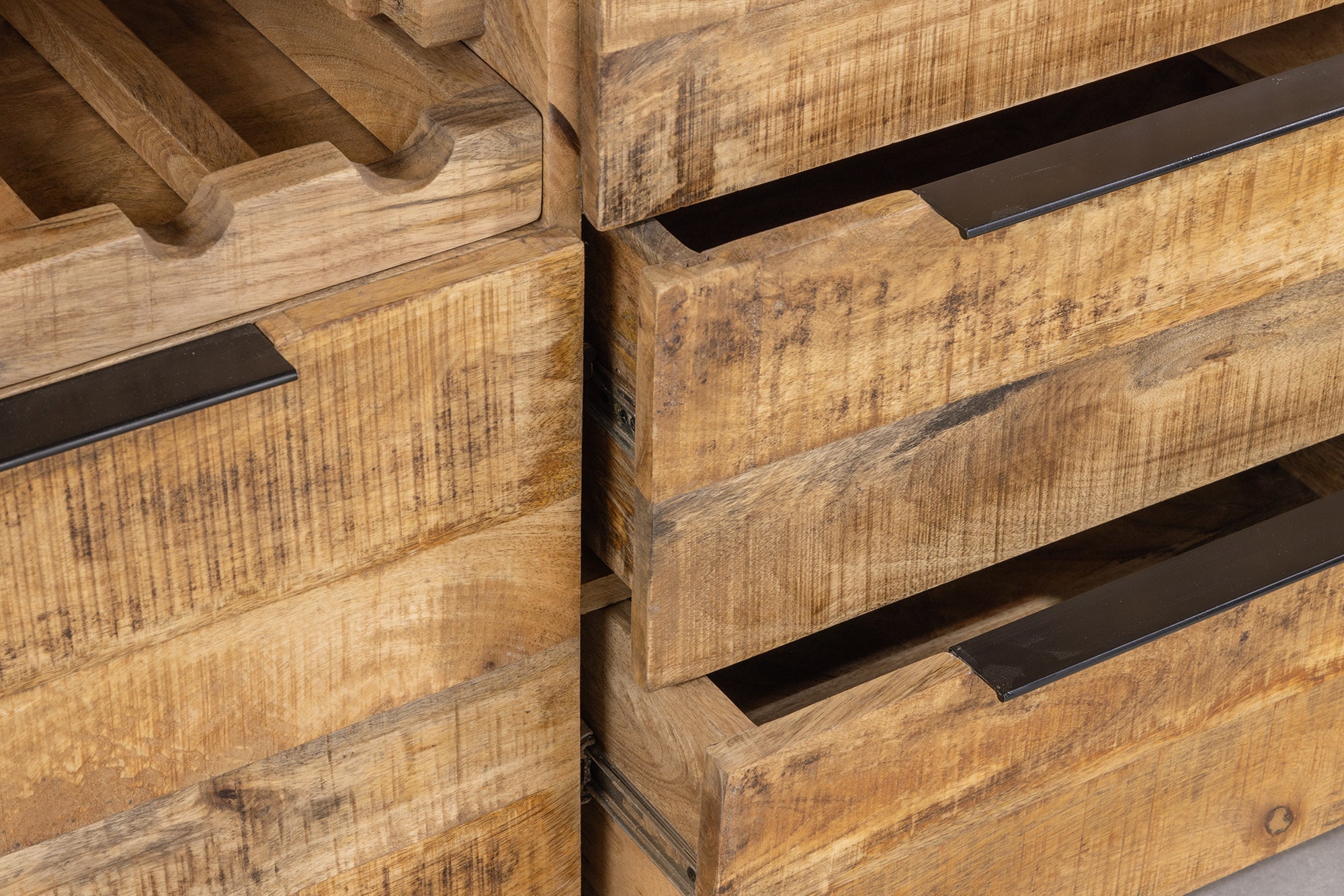 Buffet massif IRON CRAFT 175cm en bois de manguier naturel avec tiroirs casier à vin