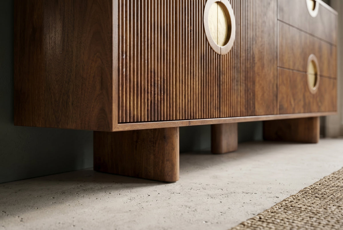 Buffet massif MADISON 180cm en manguier marron avec tiroirs et façade structurée