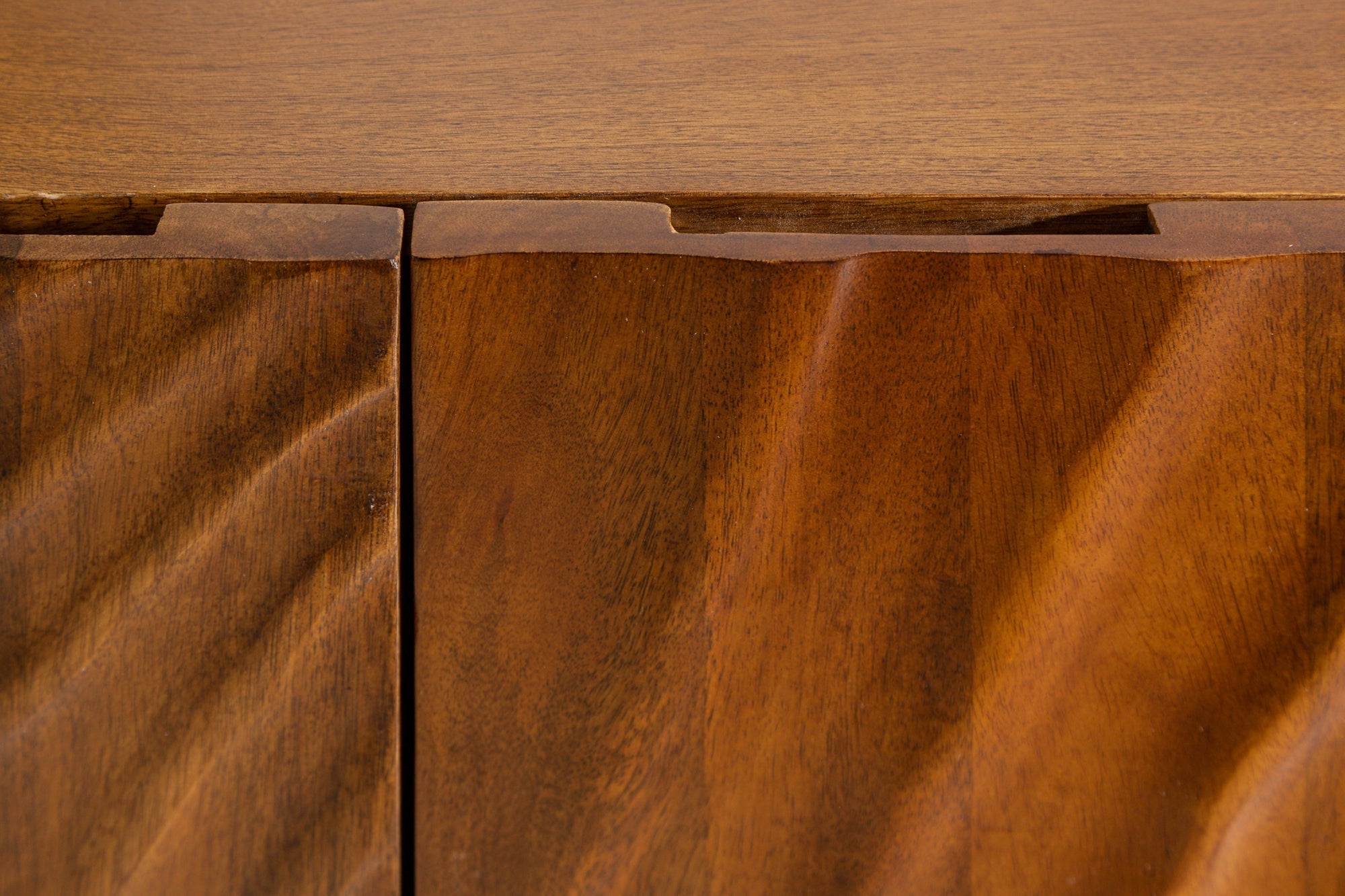 Buffet massif SCORPION 180cm en bois de manguier marron avec sculptures 3D élaborées