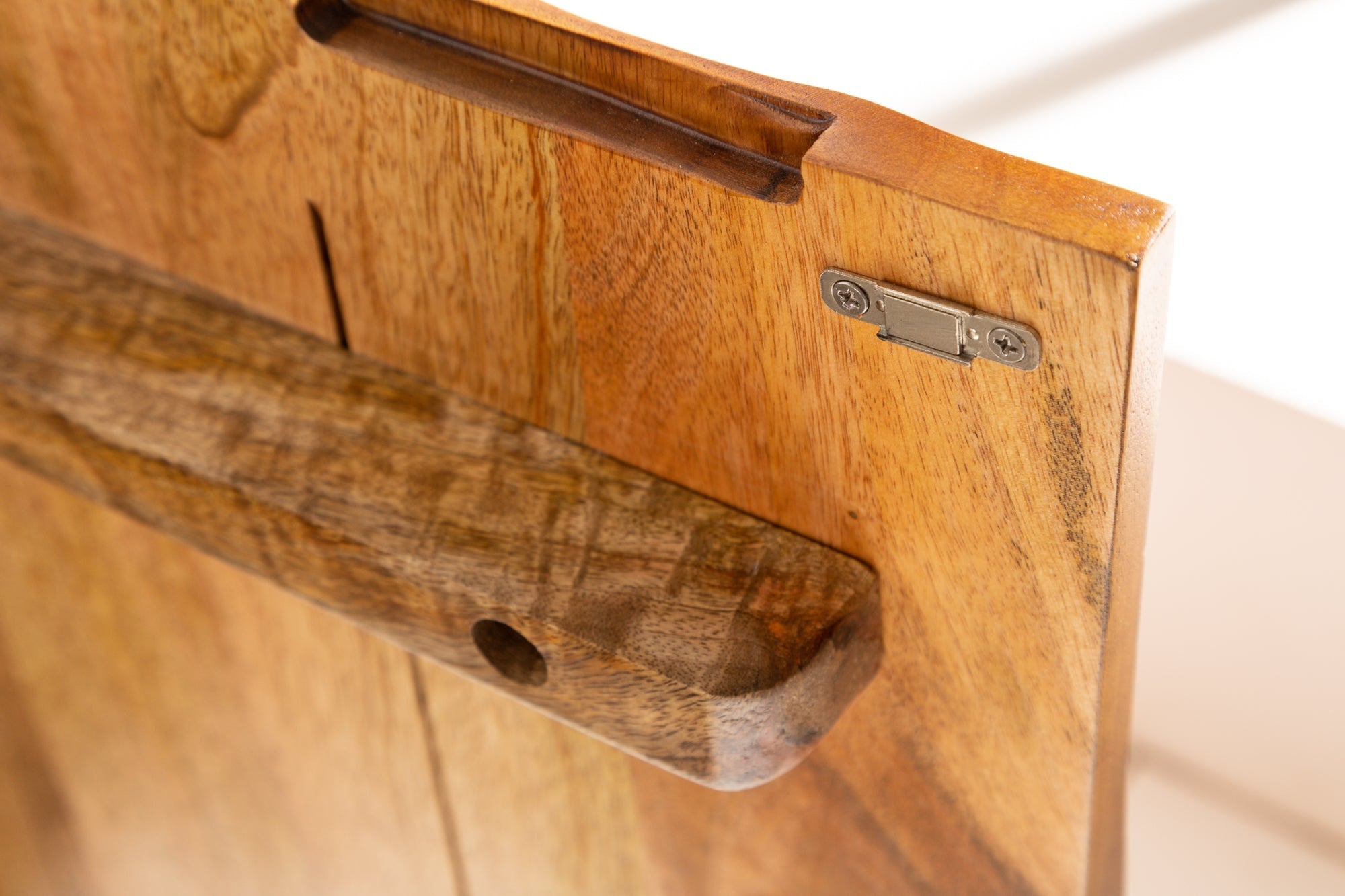 Buffet massif SCORPION 180cm en bois de manguier marron avec sculptures 3D élaborées