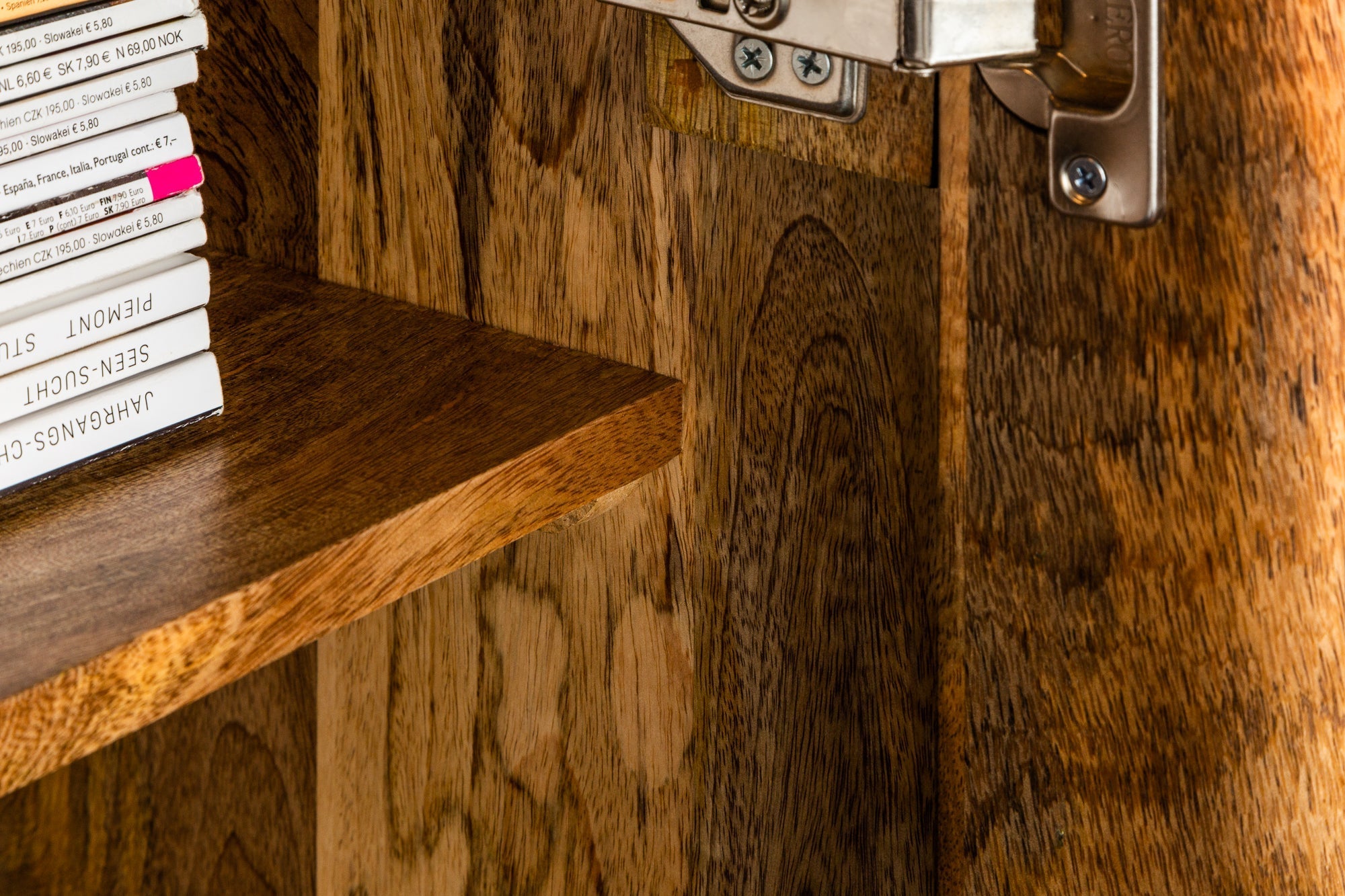Buffet massif SCORPION 180cm en bois de manguier noir avec sculptures 3D élaborées