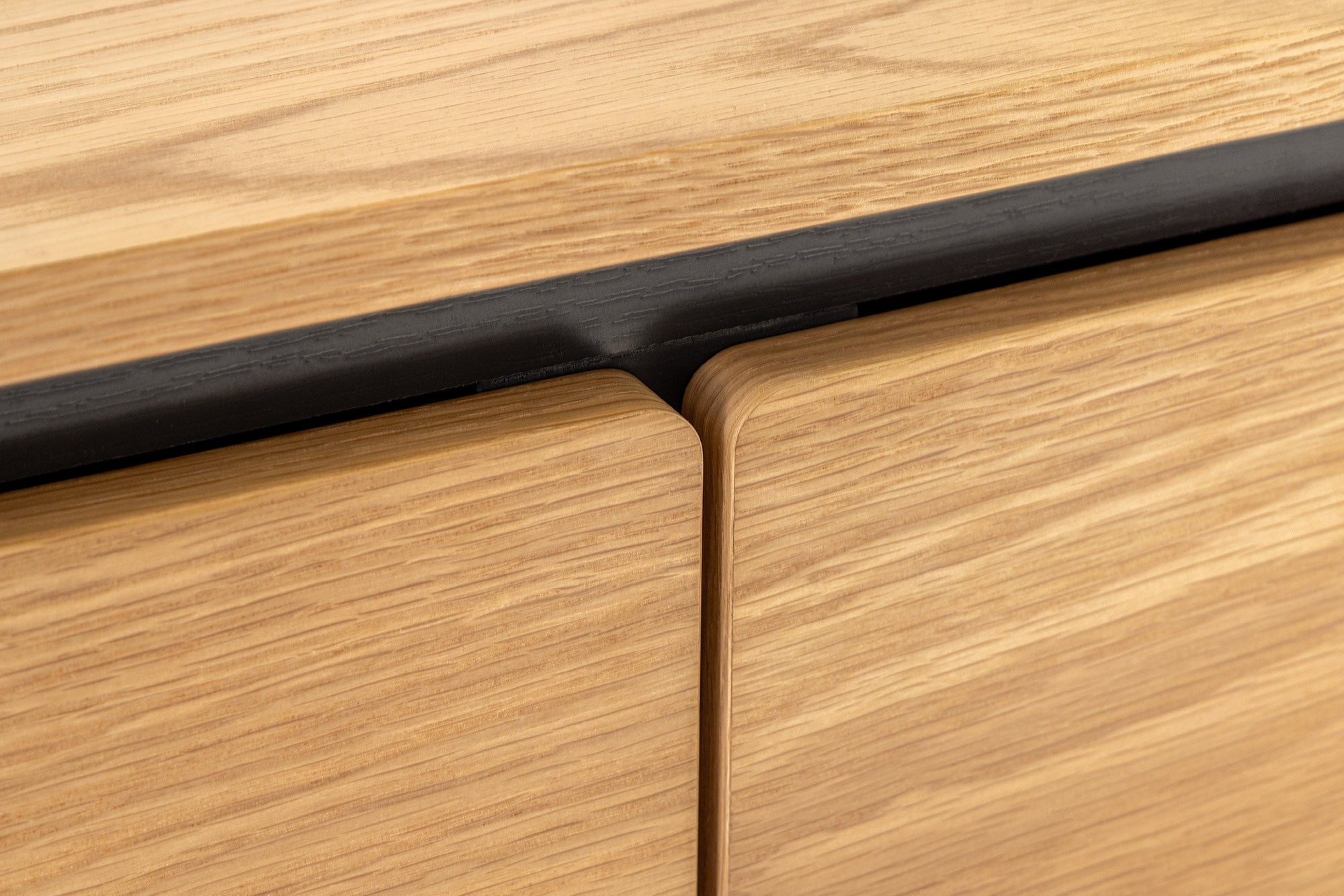 Buffet moderne ATELIER 160cm chêne naturel métal noir quatre compartiments