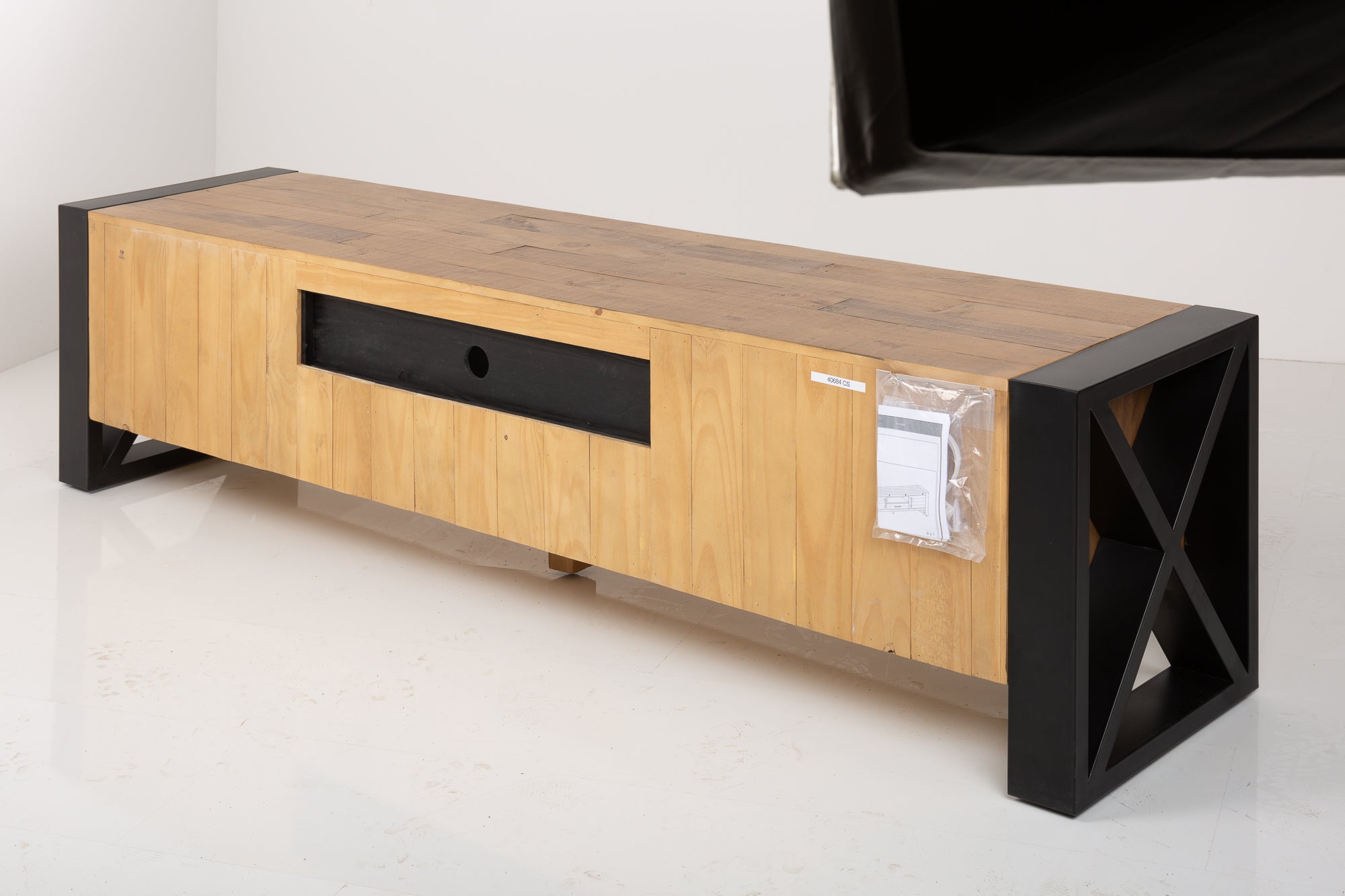 Buffet TV massif THOR 200cm en bois de pin recyclé au design industriel