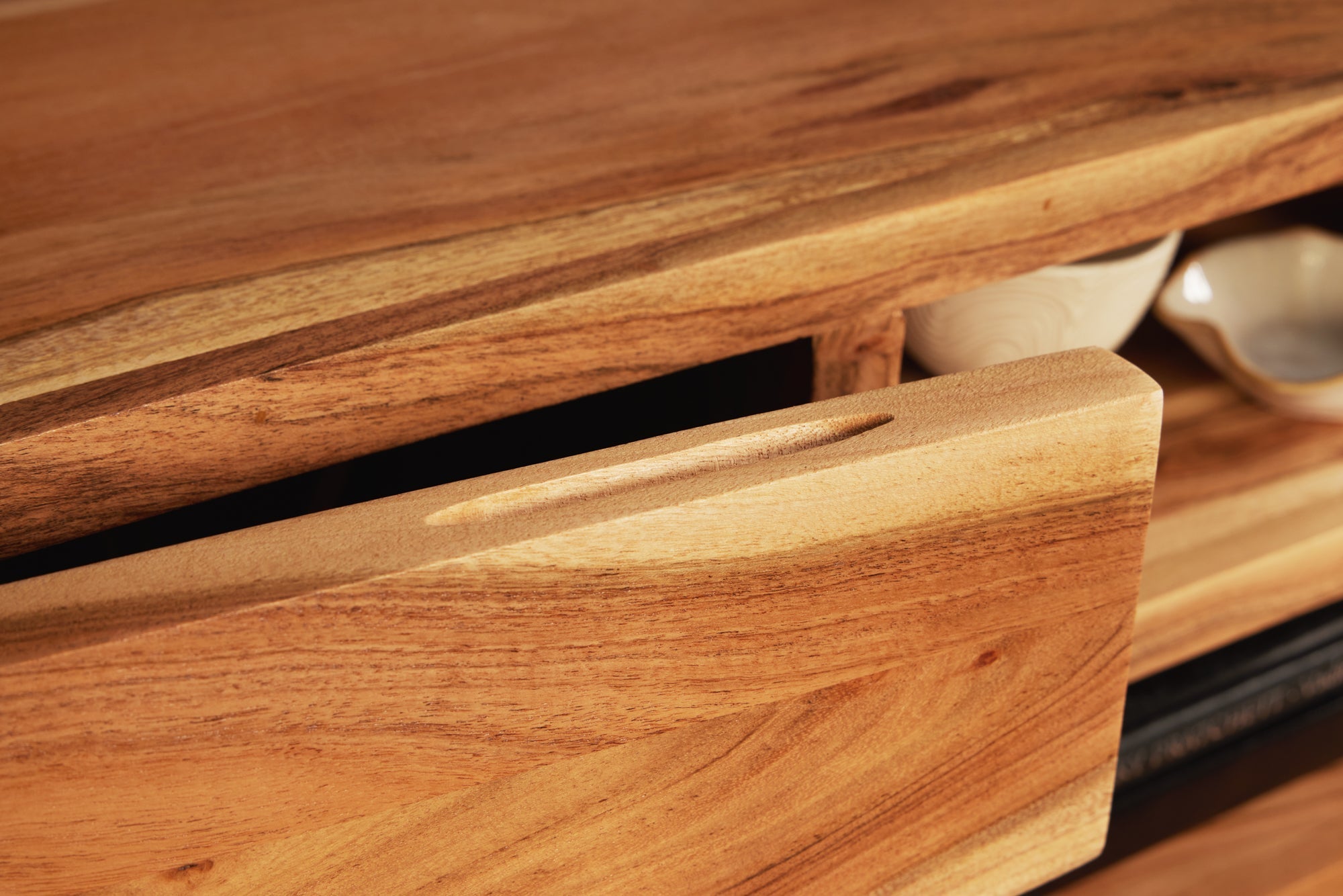 Buffet TV suspendu AMAZONAS 160cm bois massif d’acacia naturel bord d’arbre métal noir
