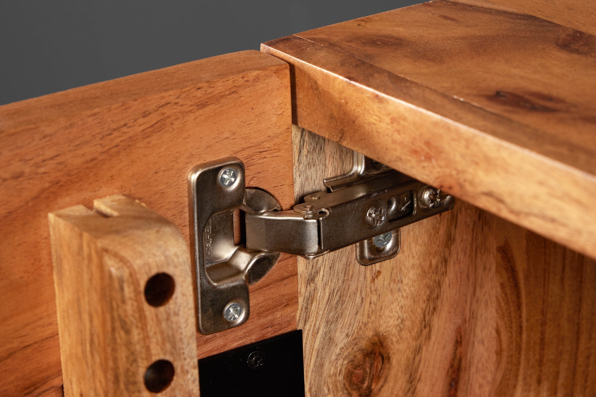 Buffet TV suspendu AMAZONAS 160cm bois massif d’acacia naturel bord d’arbre métal noir
