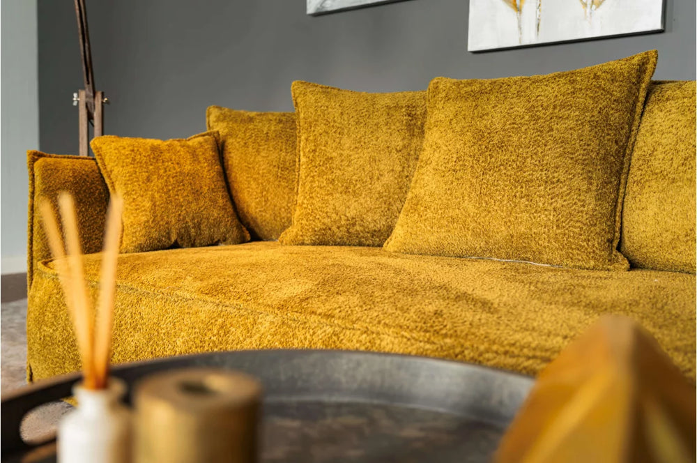 Tissu Coral Lech Fabrics : coussins et relief en jaune — illustration de la matière
