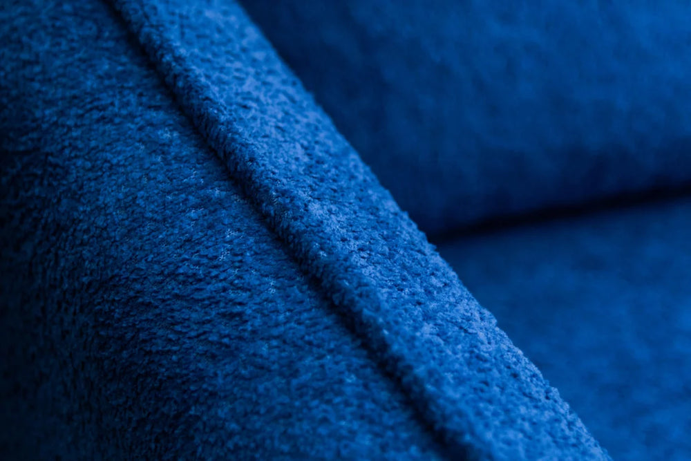 Gros plan du relief bouclé du tissu Coral Lech Fabrics en bleu