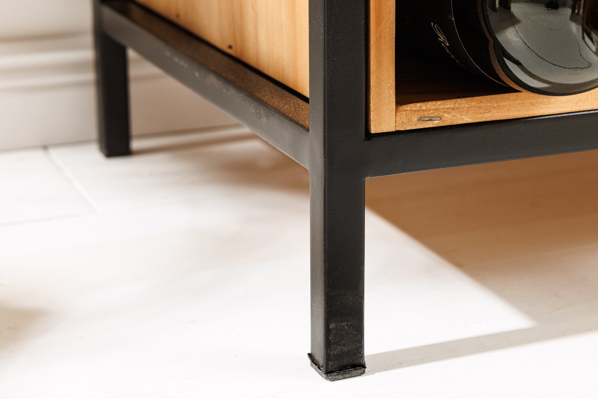 Casier à bouteilles en bois massif SEVENS SEAS 120cm casier à bouteilles en bois de pin naturel noir en métal