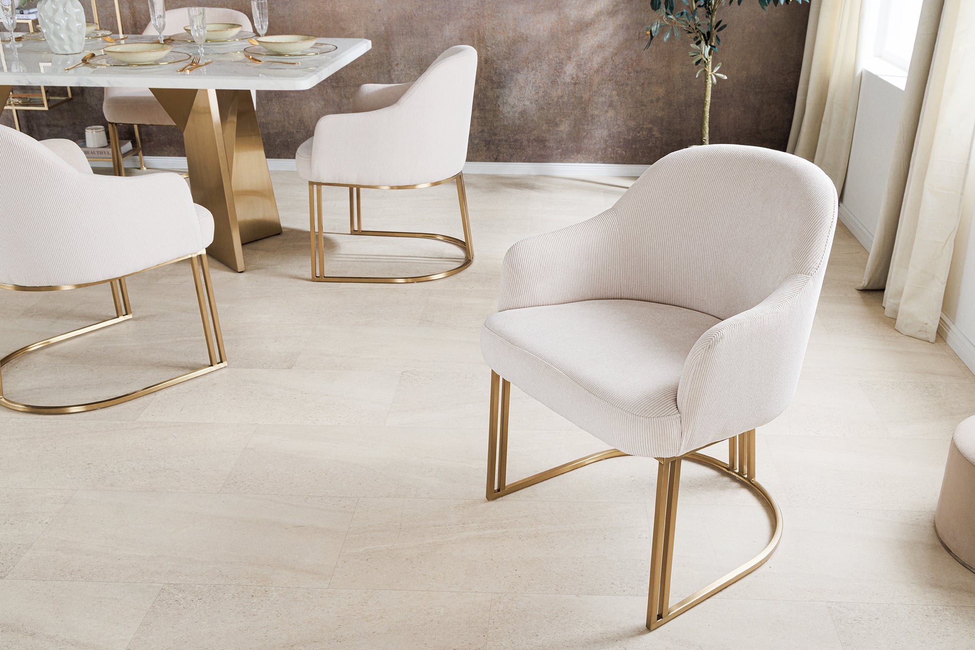 Lote de 2 sillas EXTRAVAGANCIA beige con reposabrazos, cordón de metal cepillado, oro champán