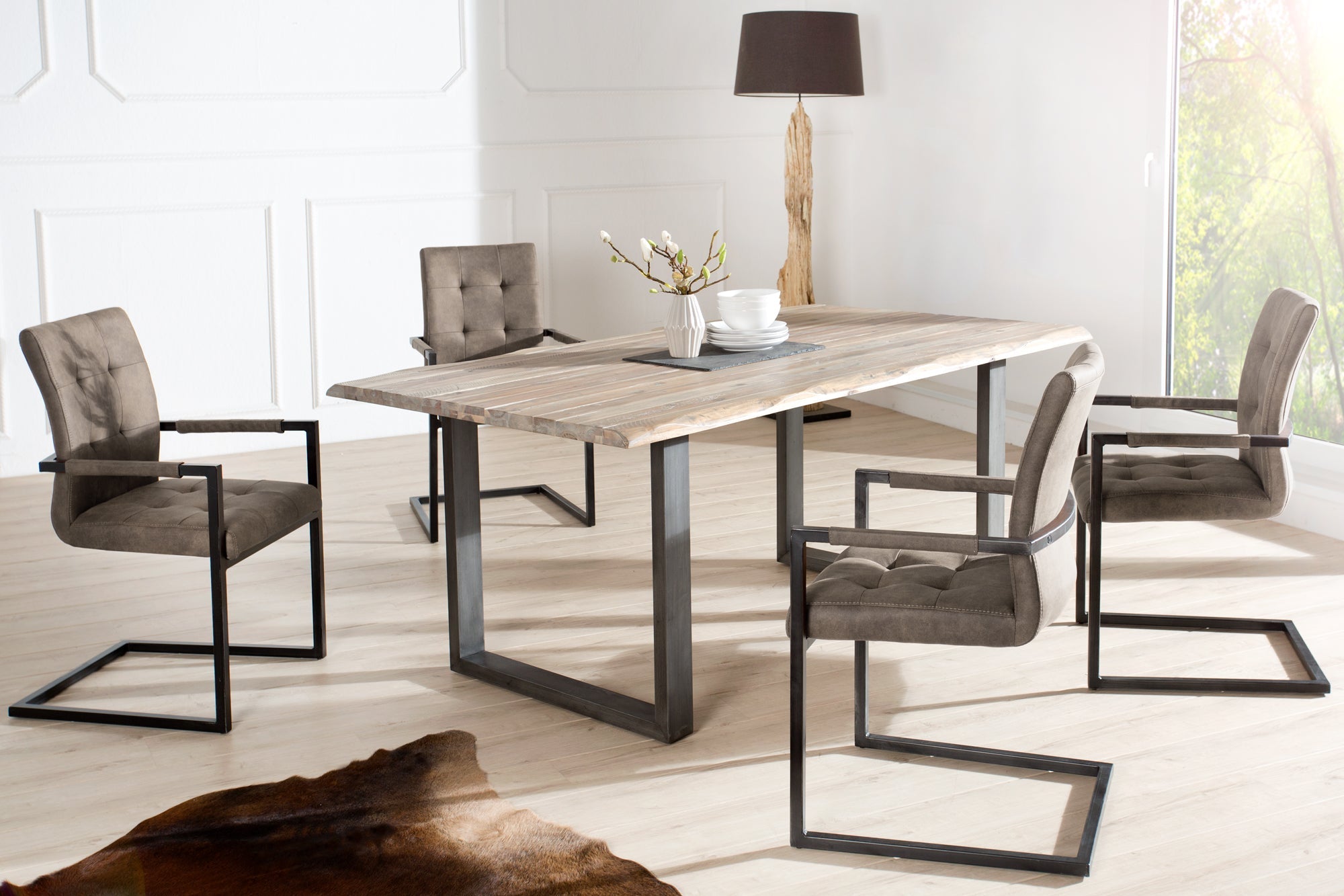 Lote de 2x sillas cantilever de diseño OXFORD en color topo antiguo con reposabrazos de estructura de hierro