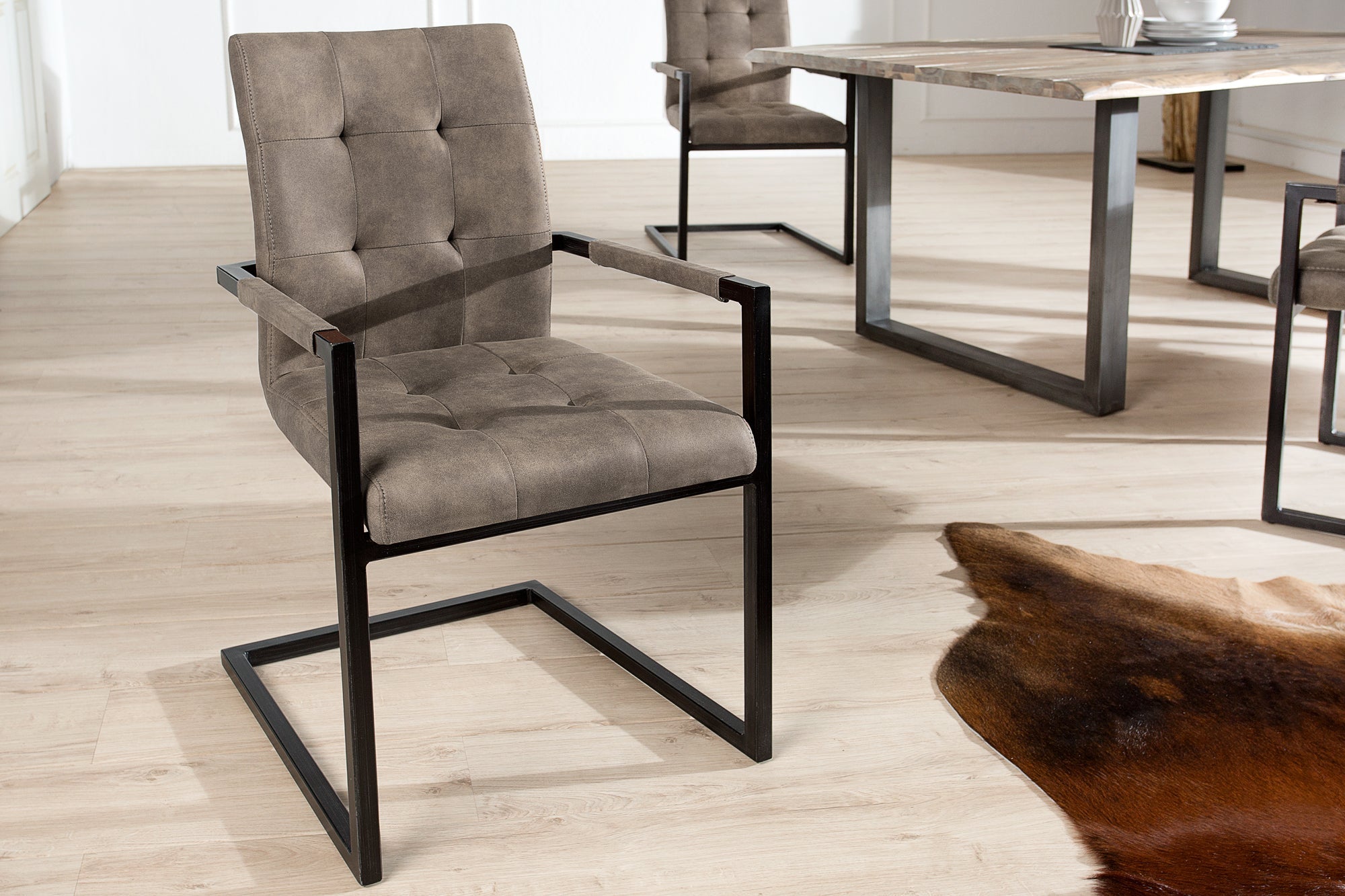 Lote de 2x sillas cantilever de diseño OXFORD en color topo antiguo con reposabrazos de estructura de hierro