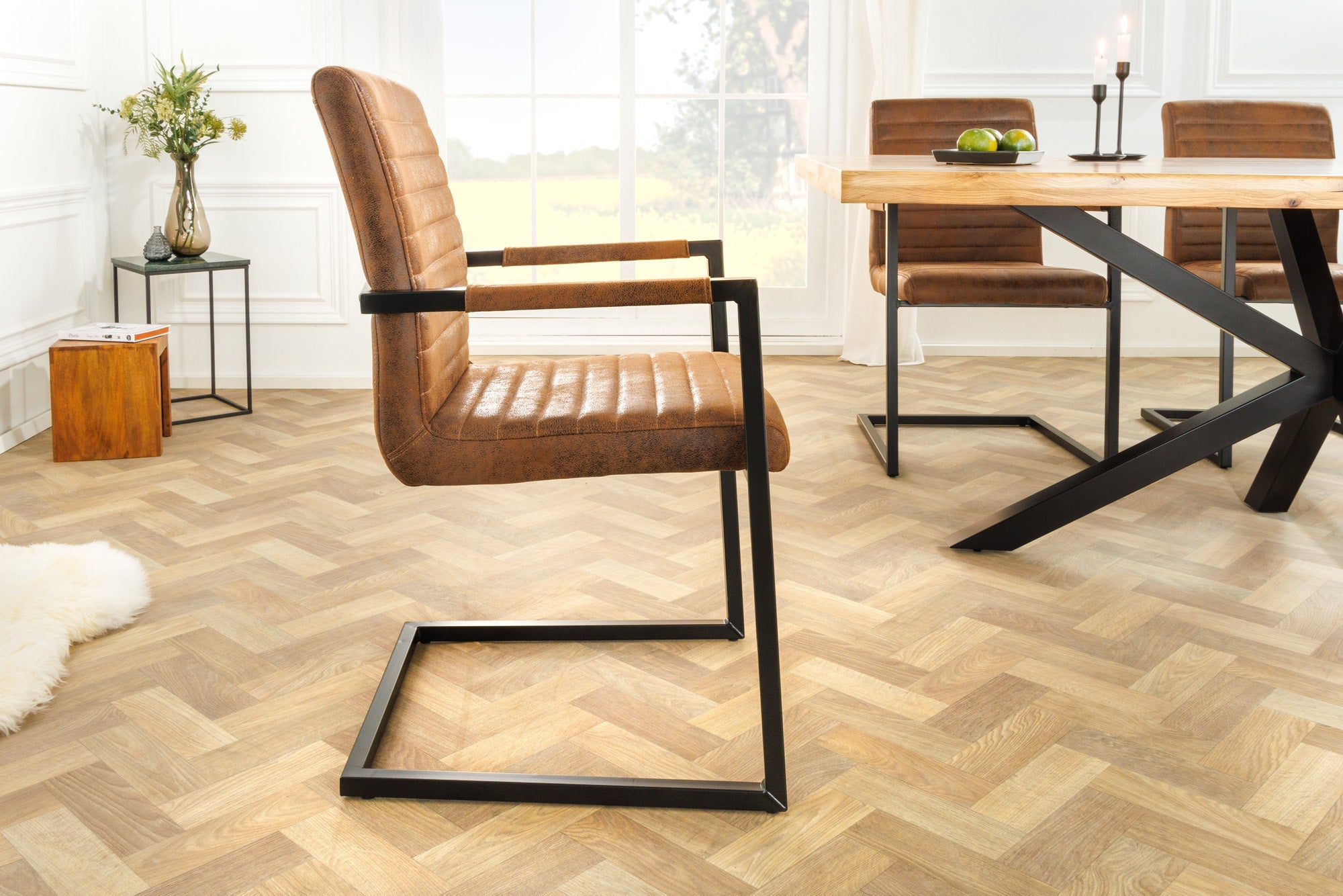 chaise-cantilever-industrielle-loft-vintage-en-microfibre-marron-avec-accoudoirs-et-structure-en-fer_37081 (inv)
