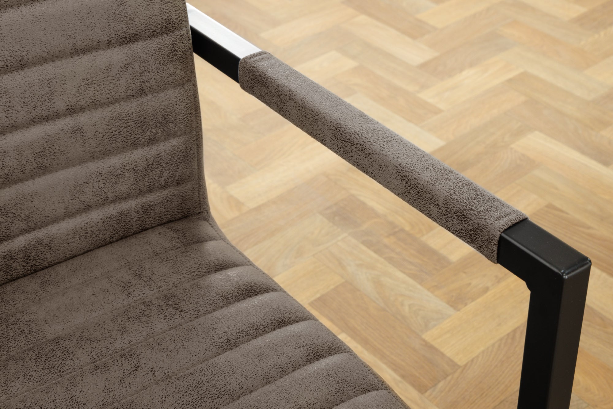 Lote de 2 sillas basculantes modernas LOFT de microfibra gris topo con reposabrazos y estructura de hierro negro