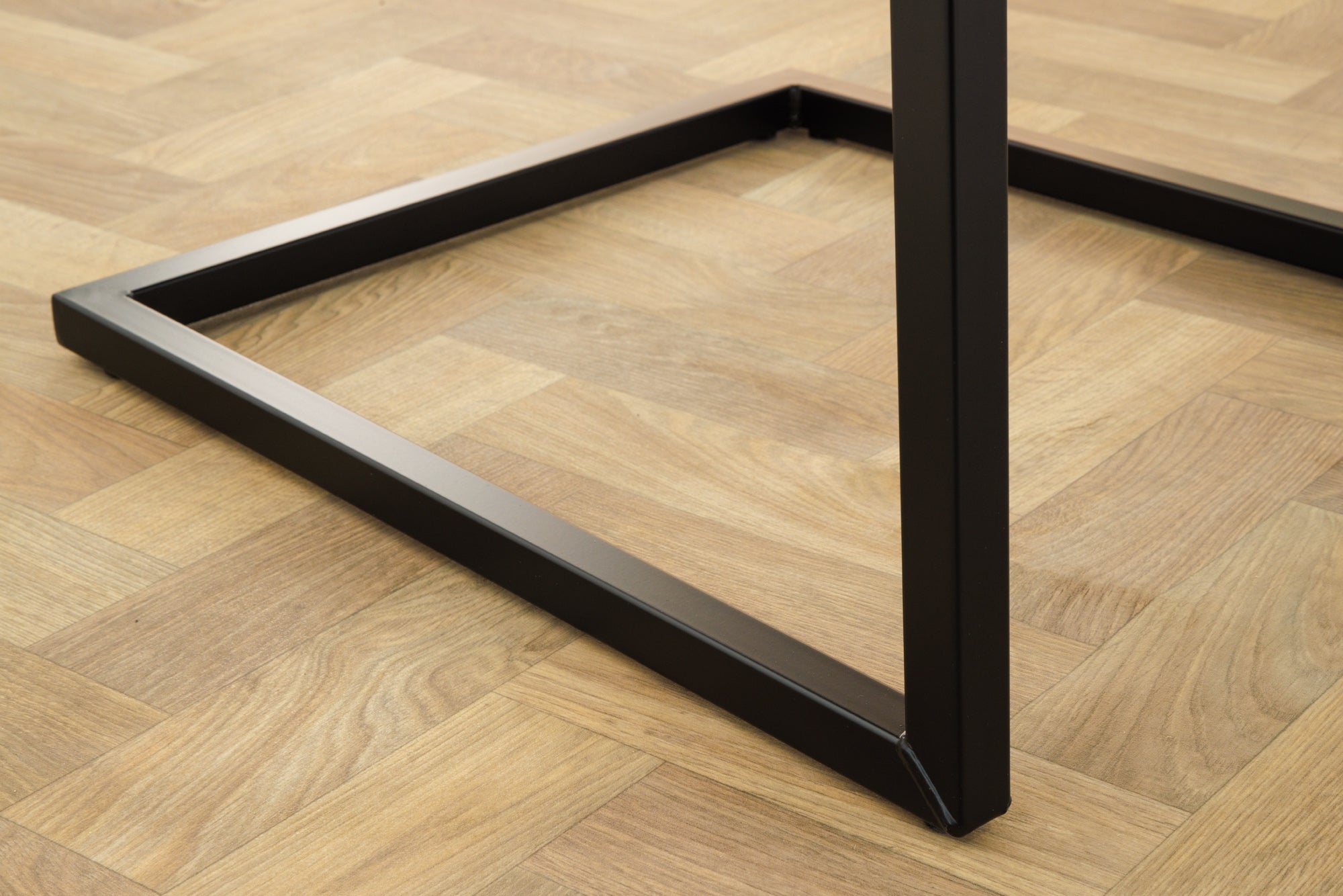 Lote de 2 sillas basculantes modernas LOFT de microfibra gris topo con reposabrazos y estructura de hierro negro