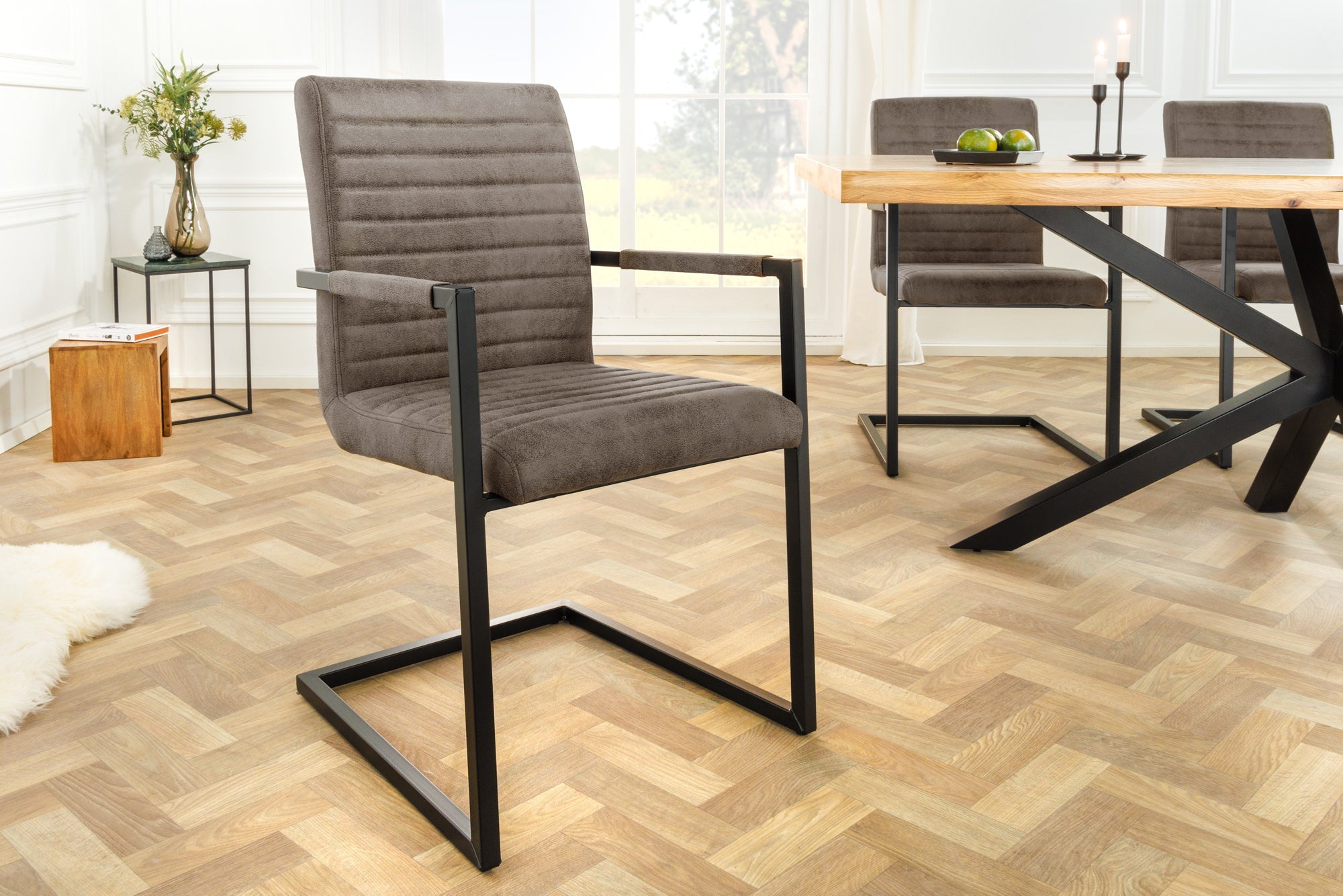 Lote de 2 sillas basculantes modernas LOFT de microfibra gris topo con reposabrazos y estructura de hierro negro
