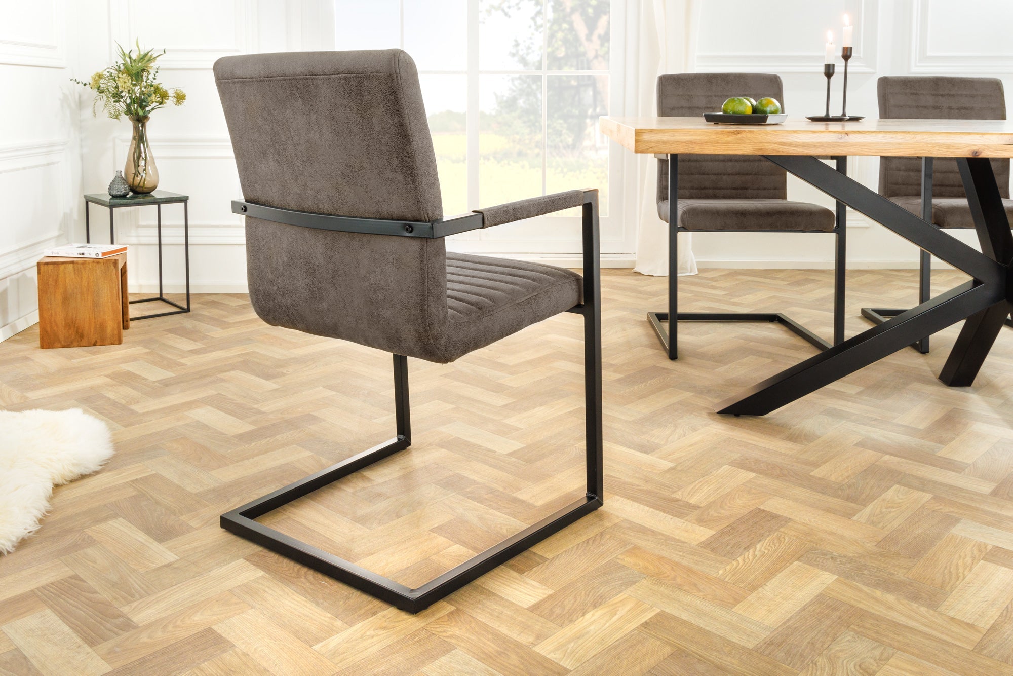 Lote de 2 sillas basculantes modernas LOFT de microfibra gris topo con reposabrazos y estructura de hierro negro