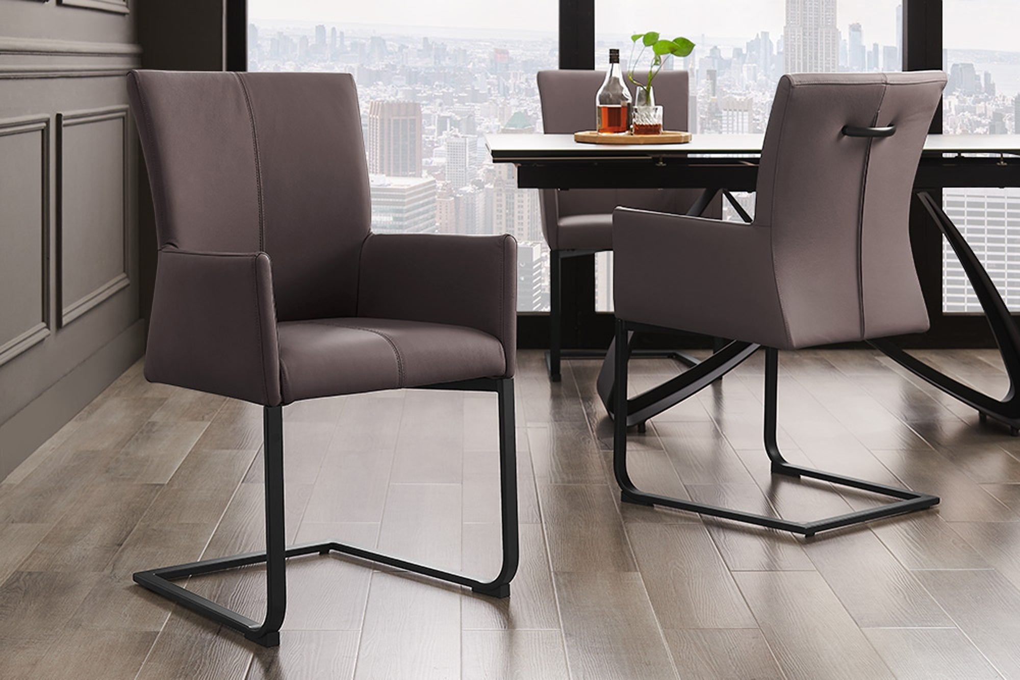 Lote de 2 sillas basculantes modernas SAMSON de cuero auténtico color gris topo, estructura de metal con cómoda asa