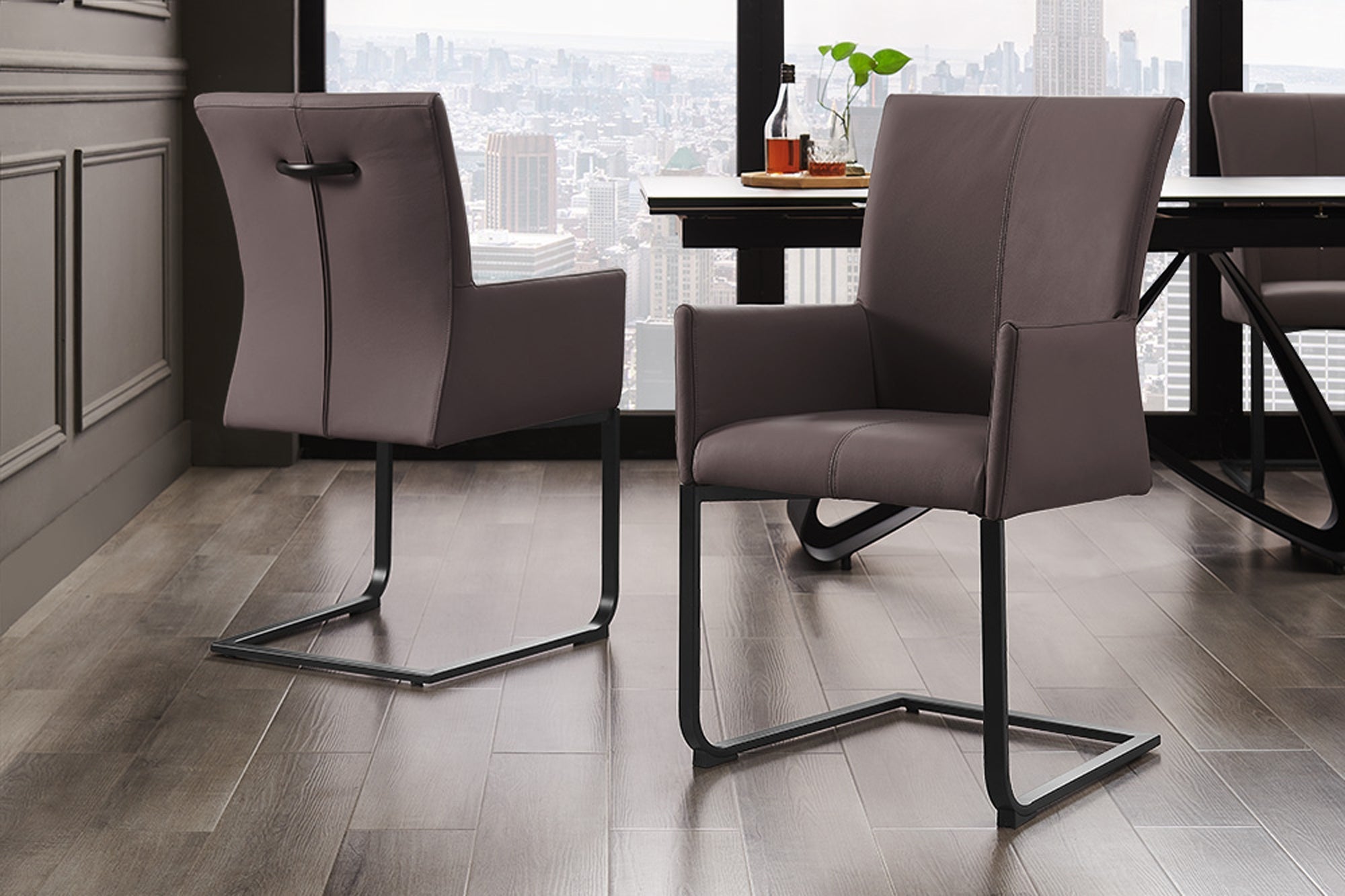 Lote de 2 sillas basculantes modernas SAMSON de cuero auténtico color gris topo, estructura de metal con cómoda asa
