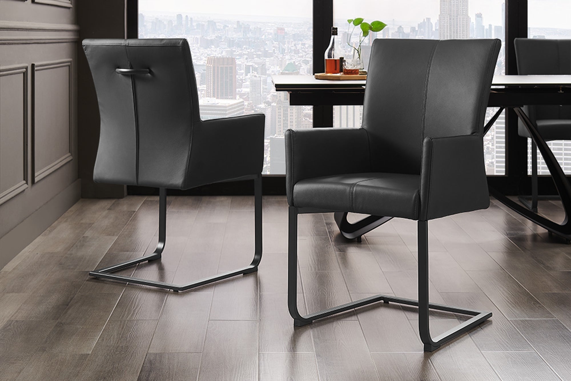 chaise-cantilever-moderne-samson-en-cuir-veritable-noir-avec-cadre-en-metal-et-poignee-confortable_45174 (inv)