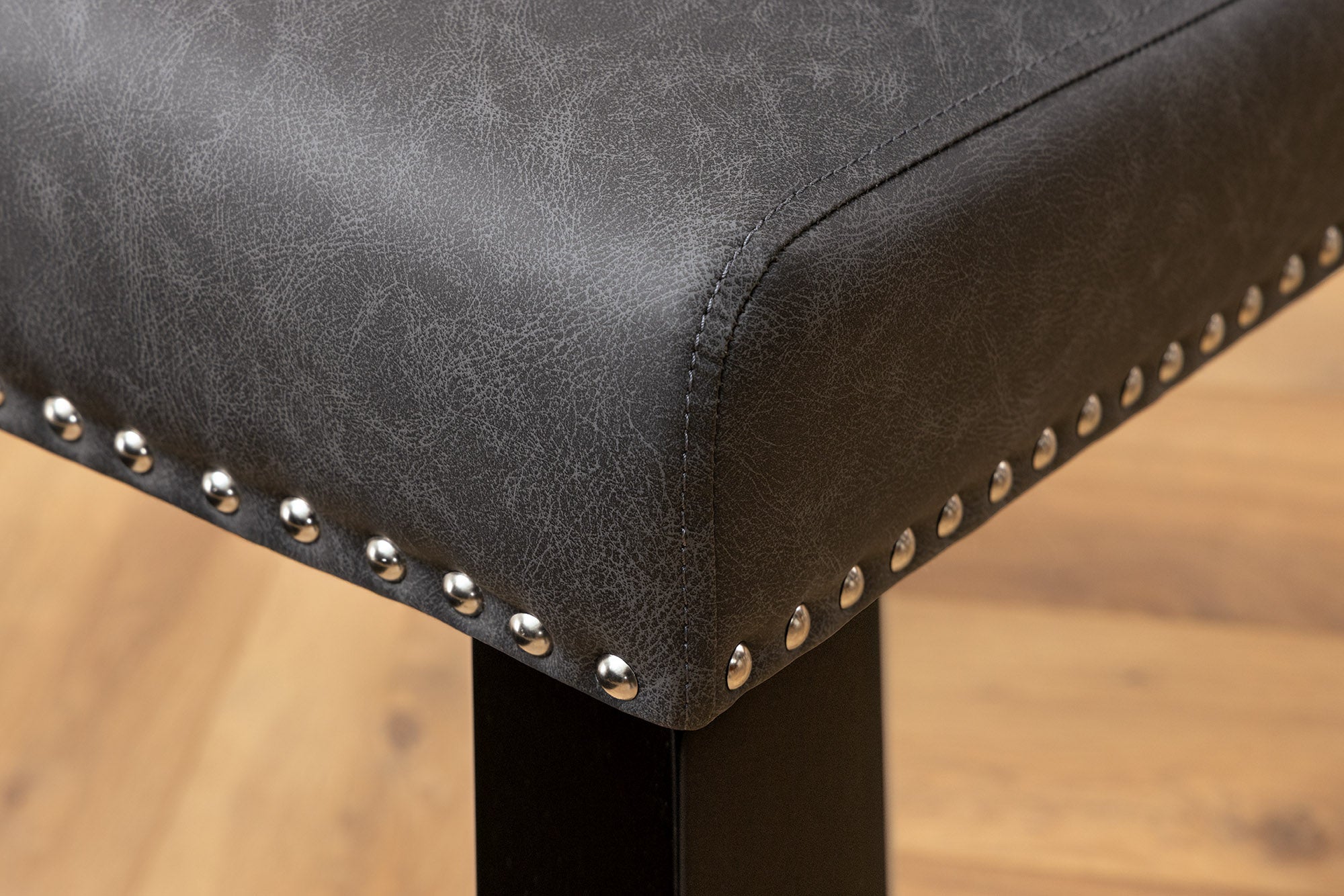 Lot de 2x chaises Chesterfield CASTLE simili cuir noir rivets décoratifs en bois d'hévéa