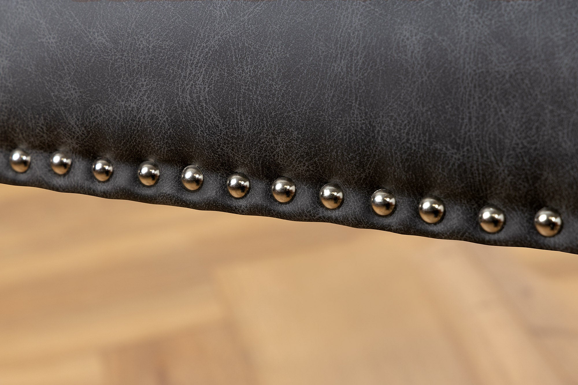 Lot de 2x chaises Chesterfield CASTLE simili cuir noir rivets décoratifs en bois d'hévéa