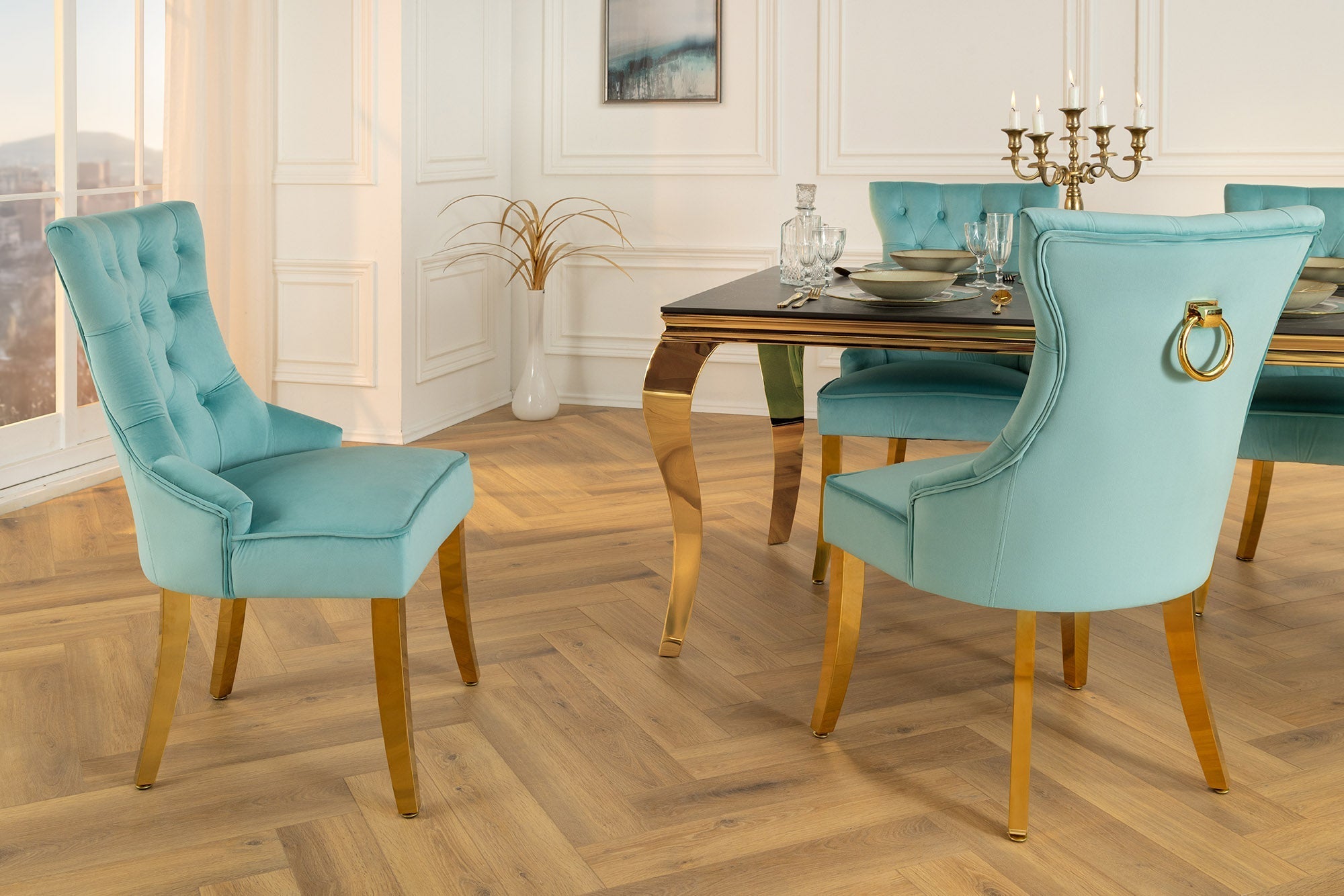 chaise-chesterfield-castle-velours-bleu-pieds-en-acier-inoxydable-dore-avec-poignee-confort_45844 (inv)