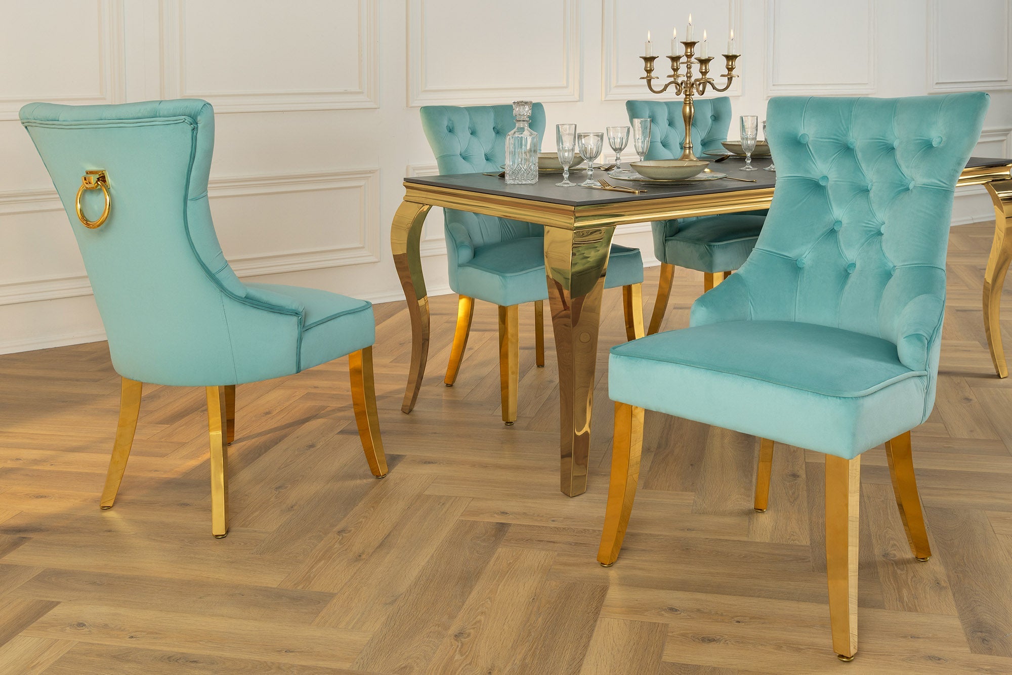 Lot de 2x chaises Chesterfield CASTLE velours bleu pieds en acier inoxydable doré avec poignée confort