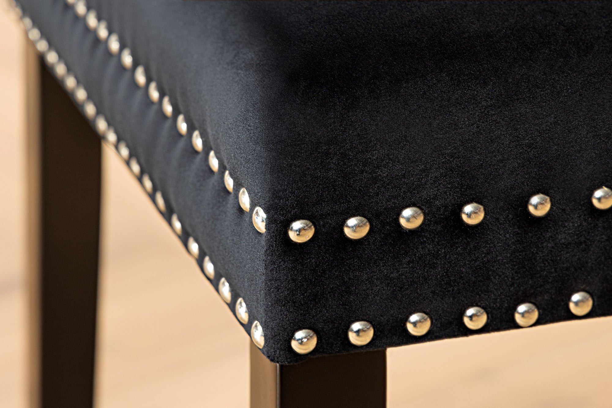 Lot de 2x chaises Chesterfield CASTLE velours noir bois massif rivets décoratifs avec poignée confort