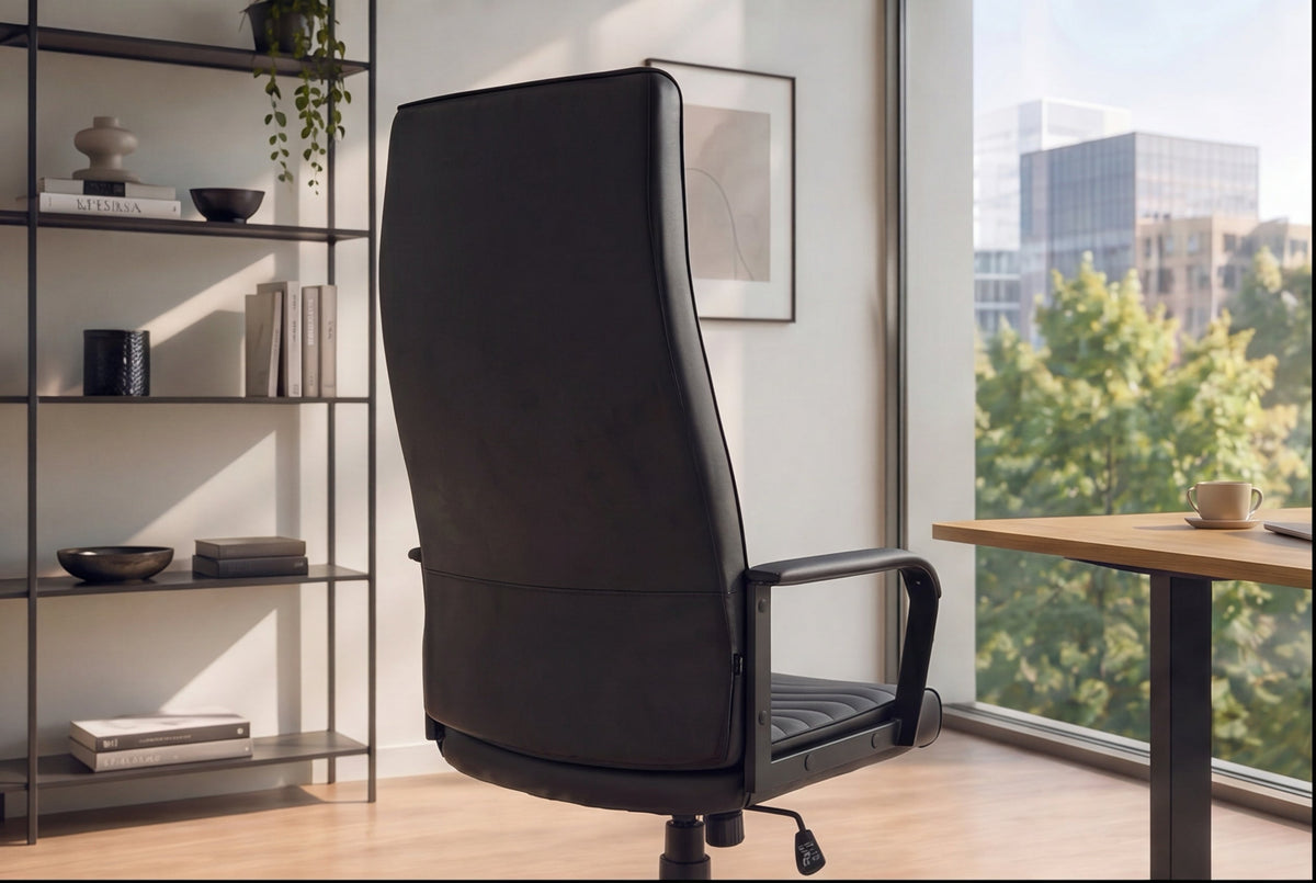 Chaise de bureau réglable en hauteur LAZIO pivotante en simili cuir noir avec roulettes