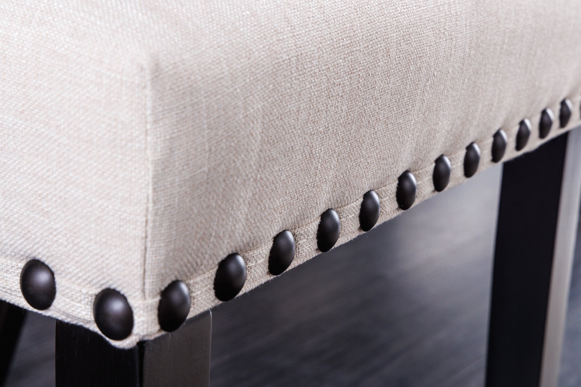 Juego de 2 sillas de diseño CASTLE en tejido texturado beige-negro con patas de madera Chesterfield