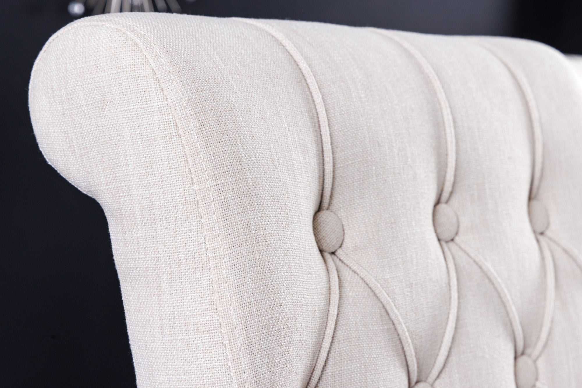 Juego de 2 sillas de diseño CASTLE en tejido texturado beige-negro con patas de madera Chesterfield
