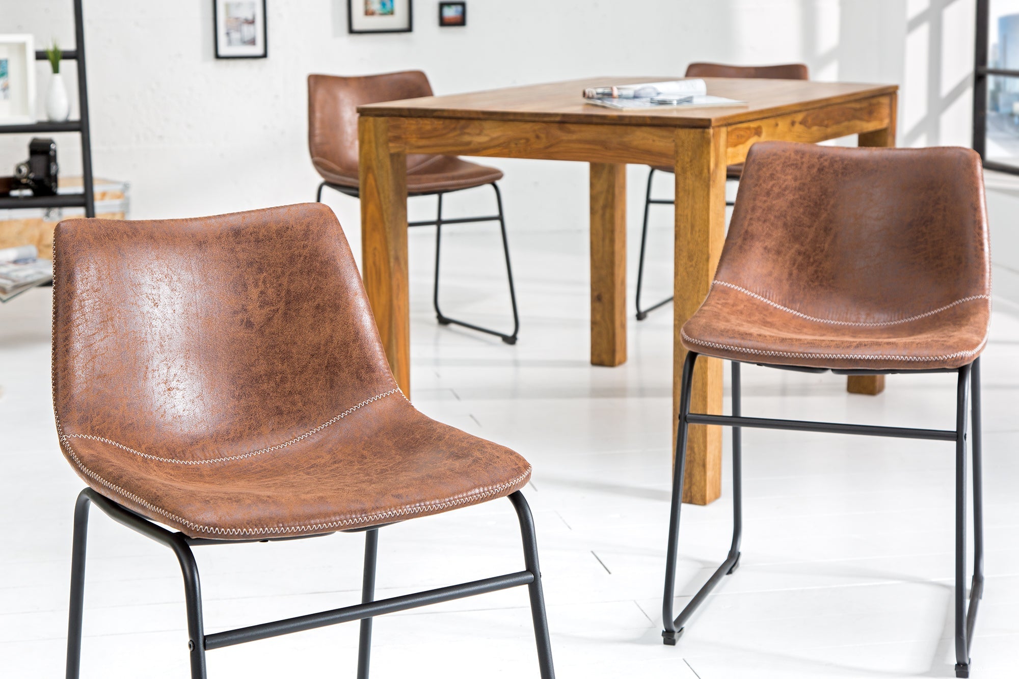 Lote de 2x sillas vintage de diseño industrial DJANGO marrones con estructura de hierro