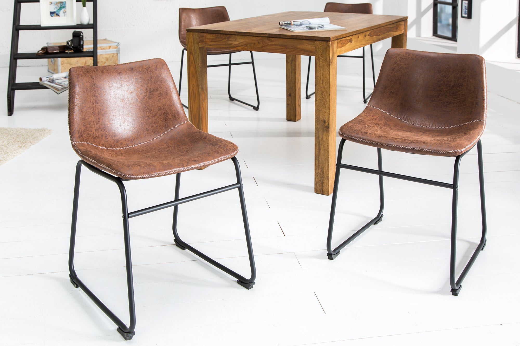 Lote de 2x sillas vintage de diseño industrial DJANGO marrones con estructura de hierro