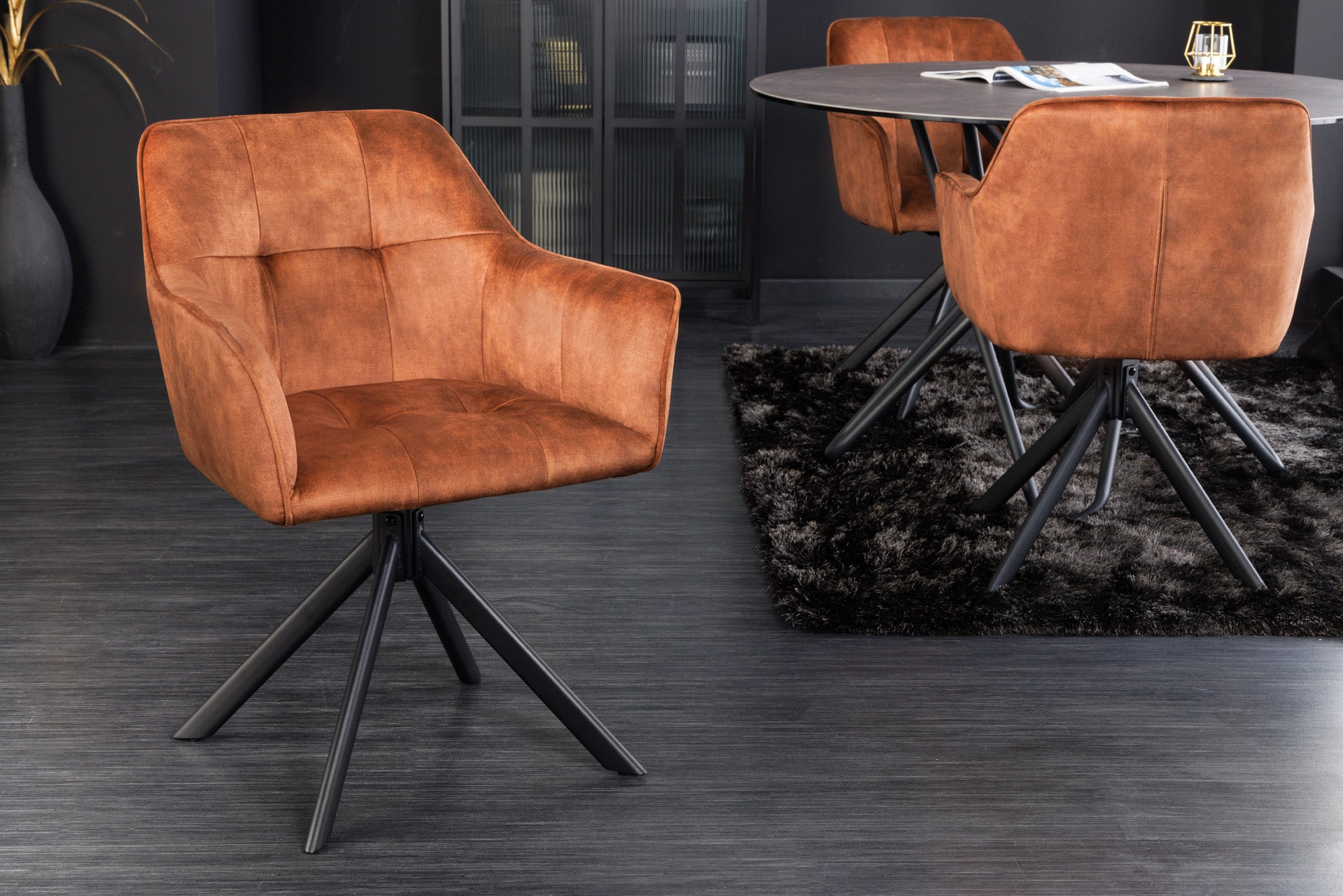 Lote de 2 sillas de diseño LOFT de terciopelo marrón óxido con estructura y reposabrazos de metal negro
