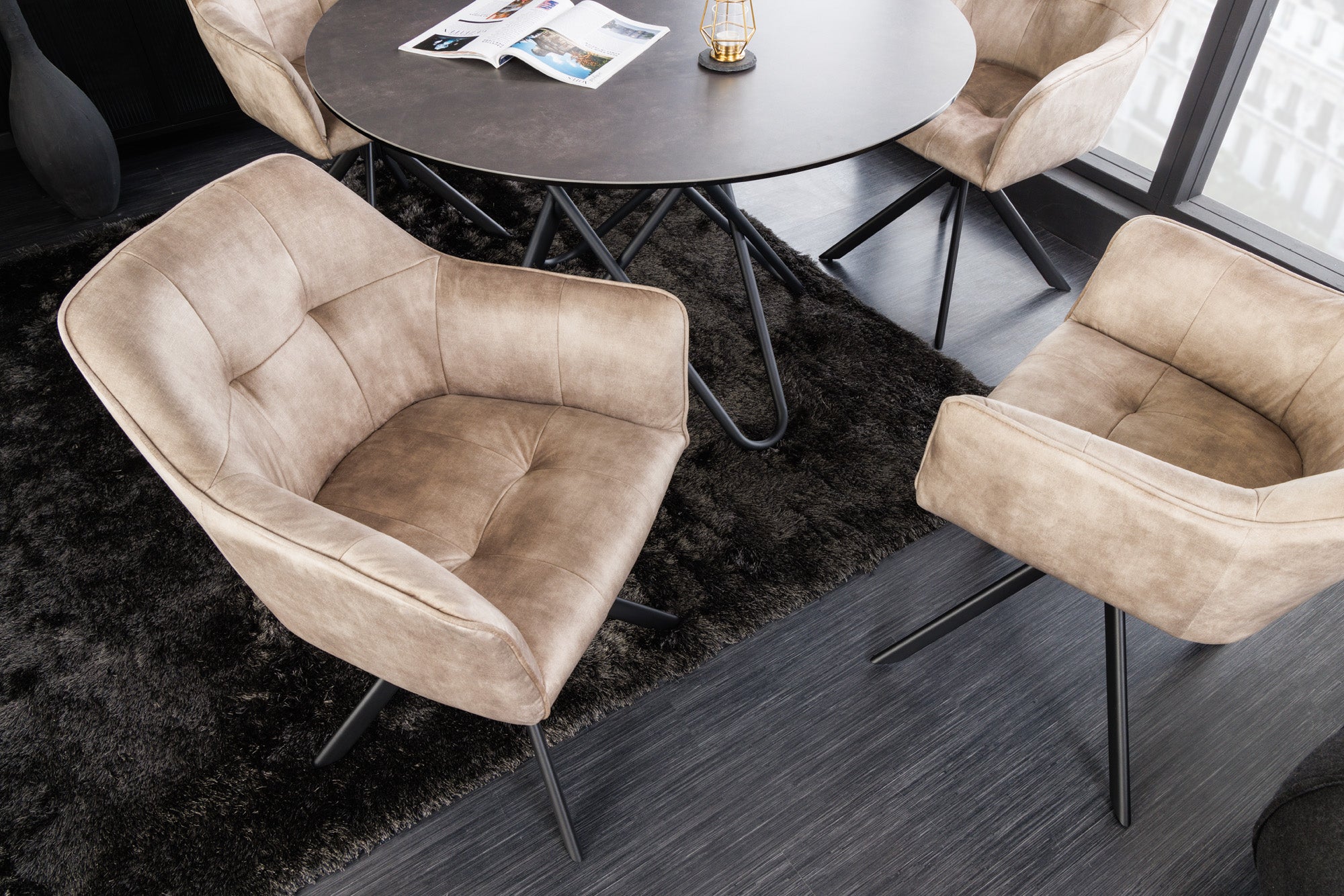 Lote de 2 sillas giratorias de terciopelo color champán de diseño LOFT con estructura y reposabrazos de metal negro